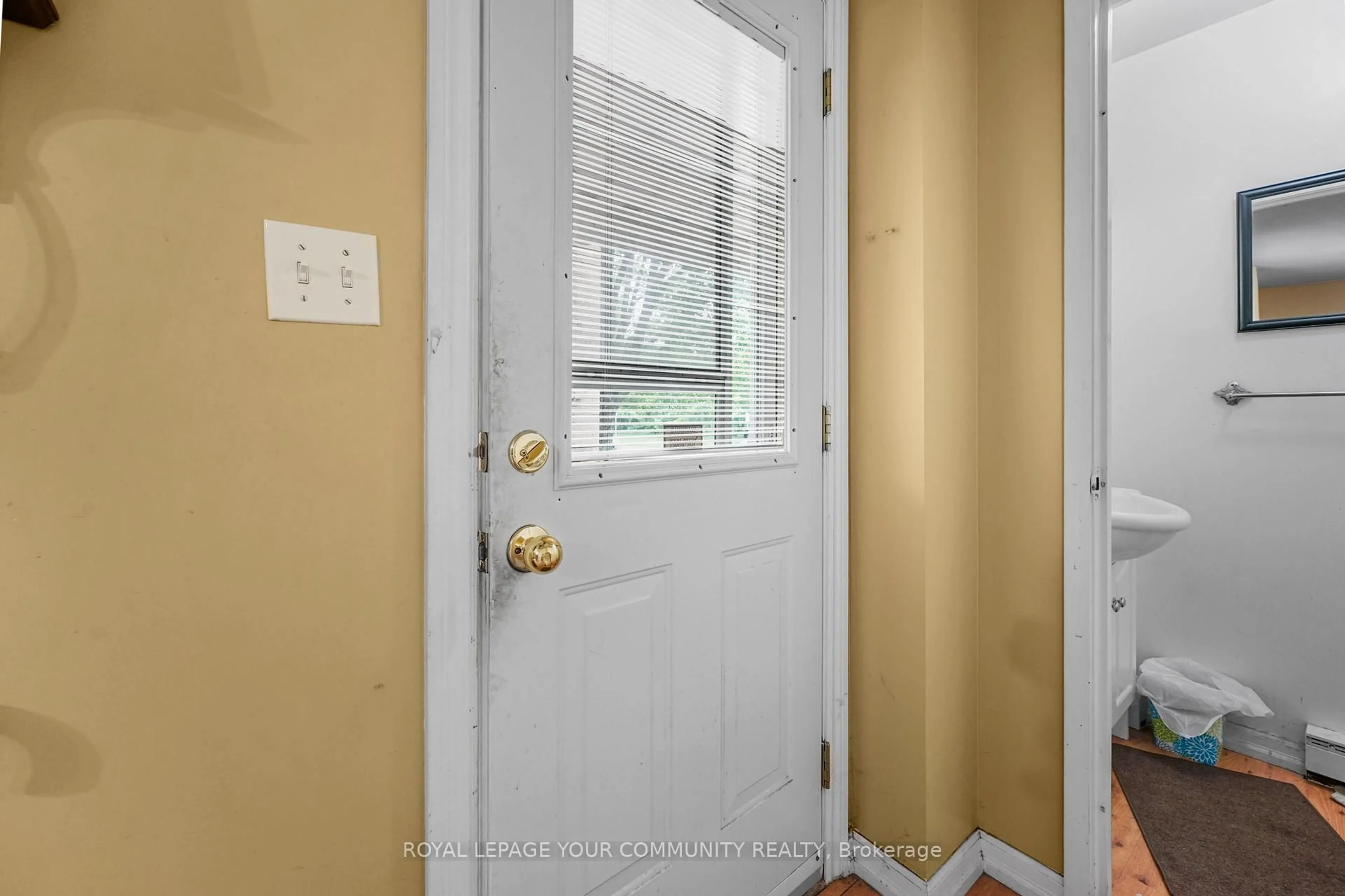 Indoor entryway for 651 Albert St, Waterloo Ontario N2L 3V5