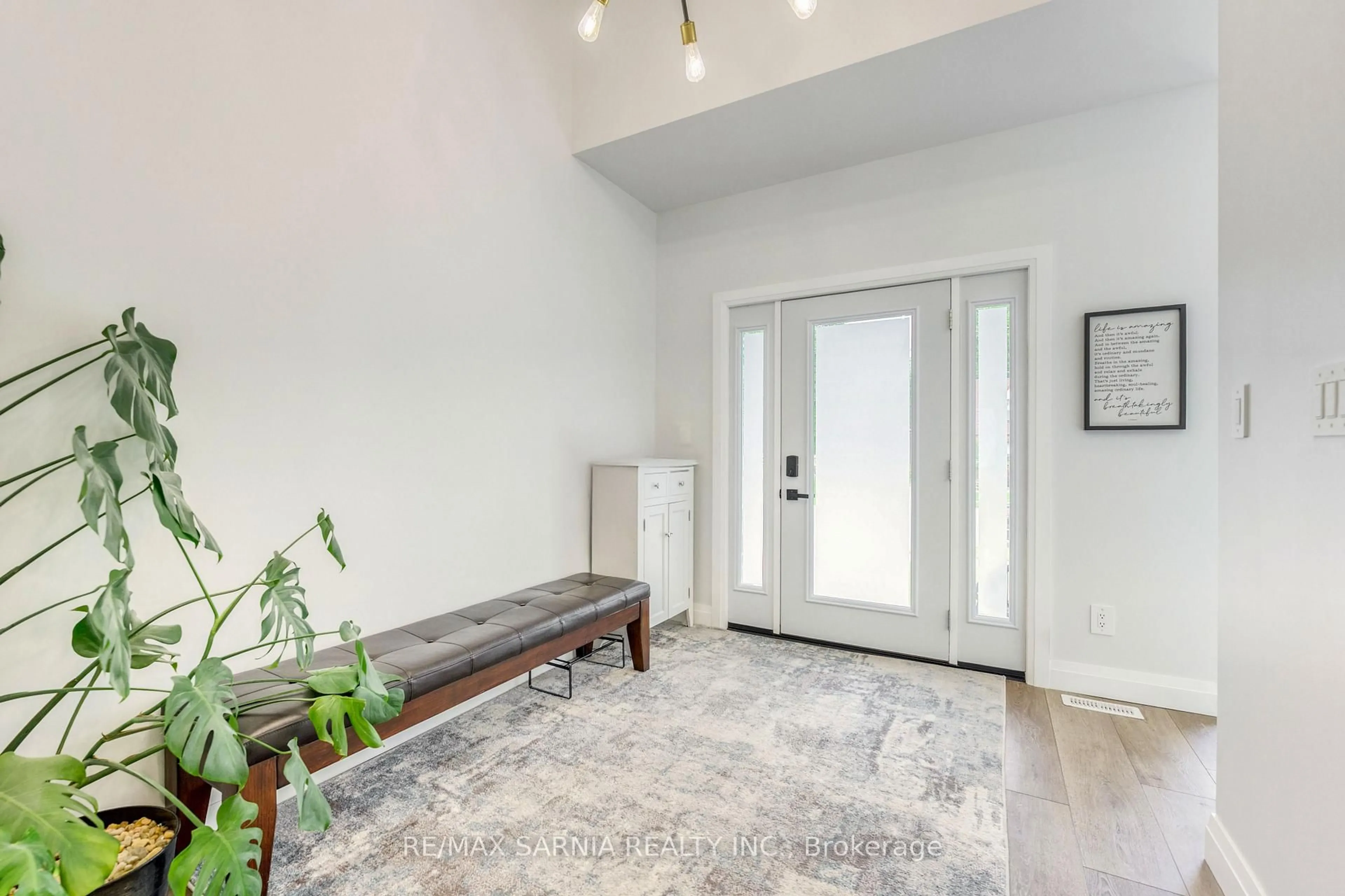 Indoor entryway for 203 Essex St, Sarnia Ontario N7T 0C2