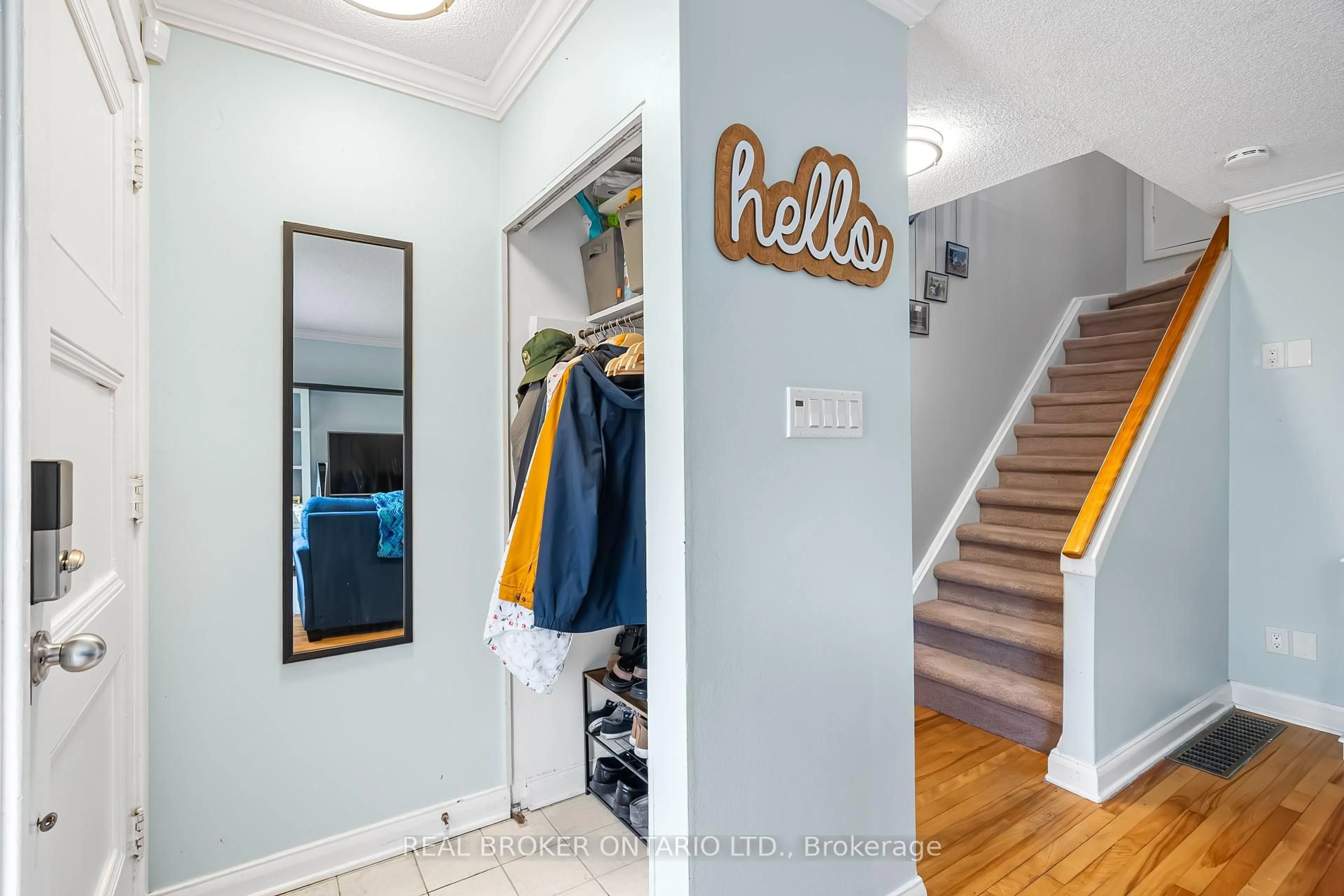 Indoor entryway for 1003 Silver St, Ottawa Ontario K1Z 6H8