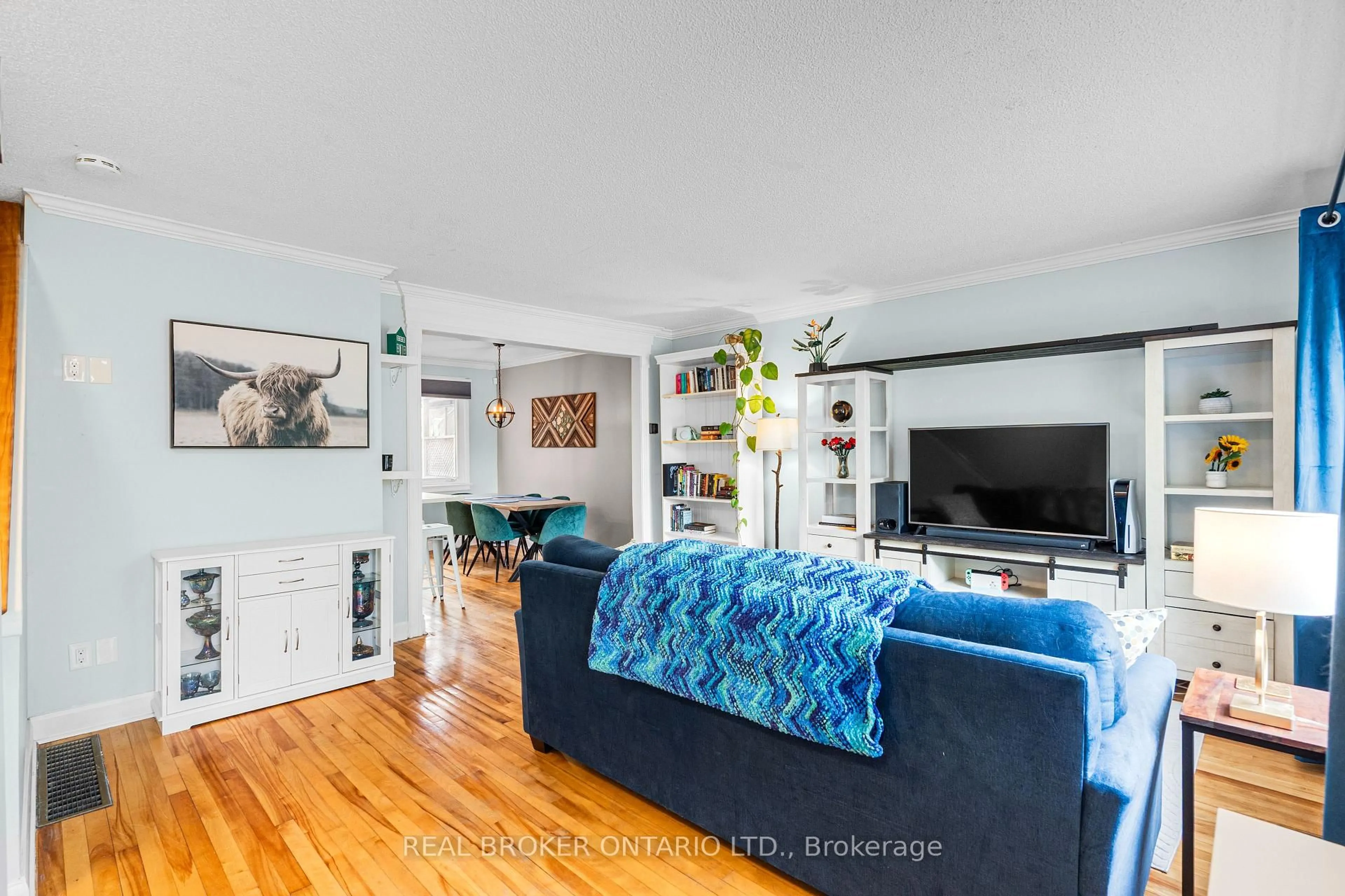 Living room with furniture, unknown for 1003 Silver St, Ottawa Ontario K1Z 6H8