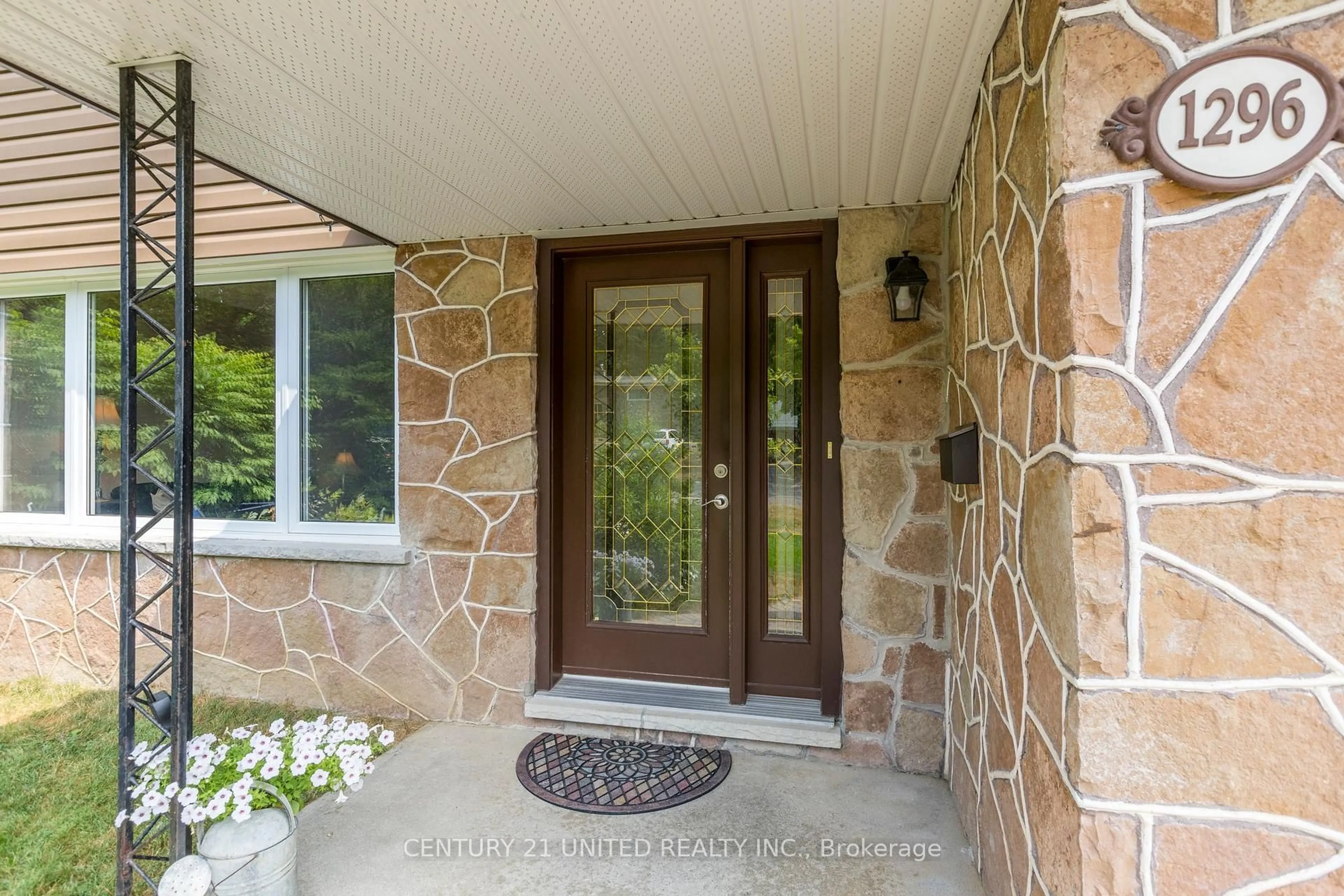 Indoor entryway for 1296 Edmison Dr, Peterborough North Ontario K9H 6V3
