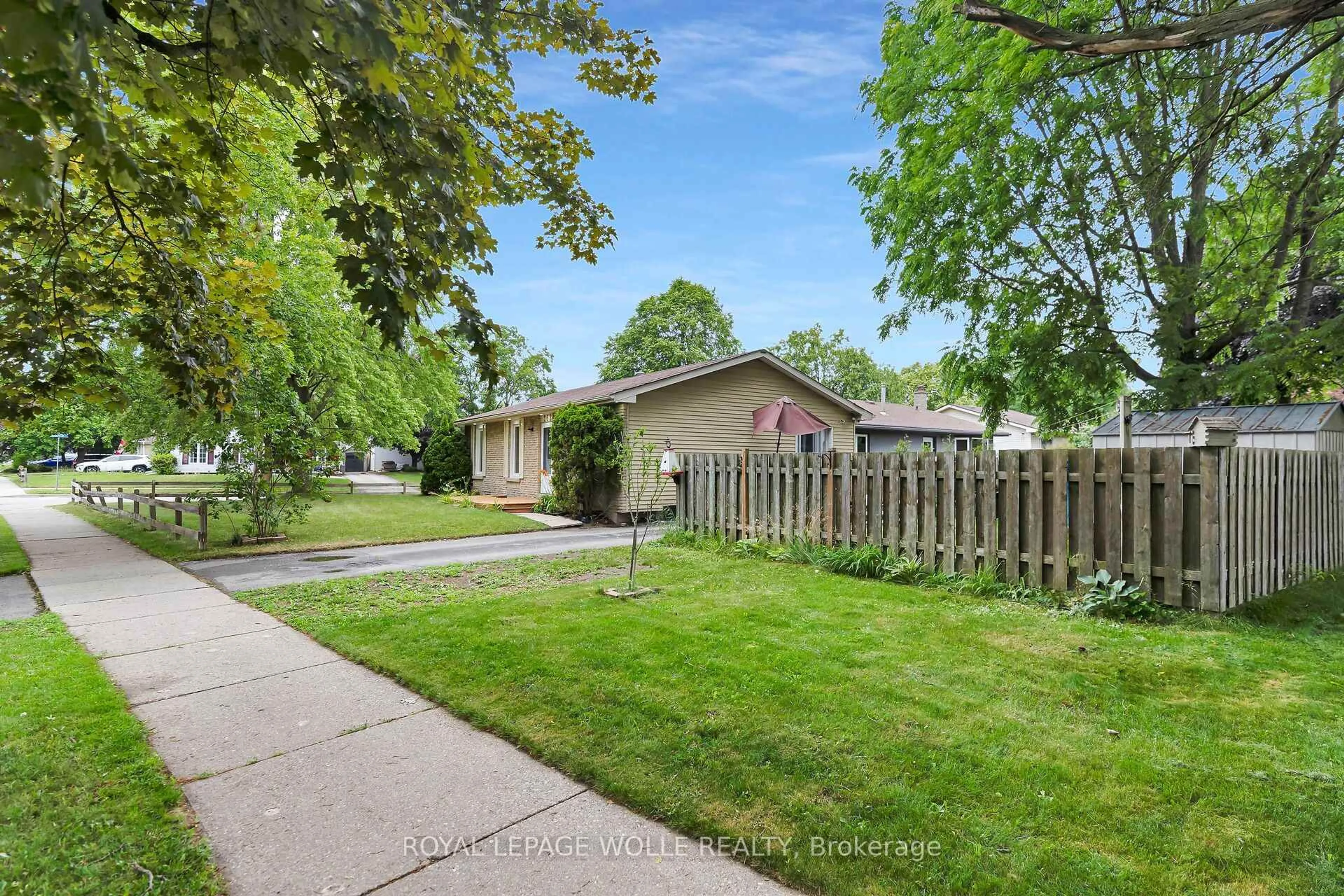 A pic from outside/outdoor area/front of a property/back of a property/a pic from drone, street for 262 Heritage Dr, Kitchener Ontario N2B 3K8