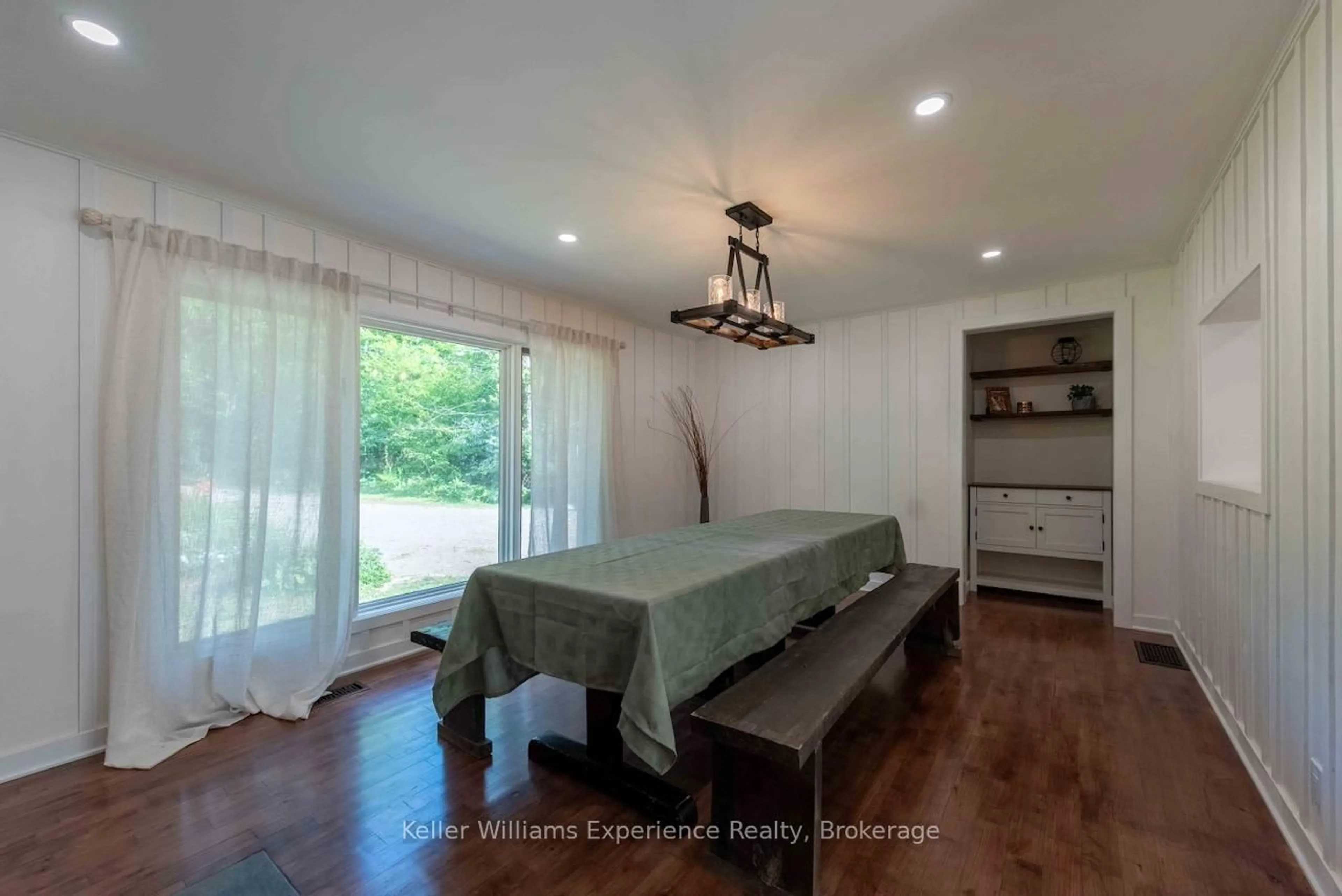 Dining room, wood/laminate floor for 1496 Uffington Rd, Bracebridge Ontario P1L 1X1
