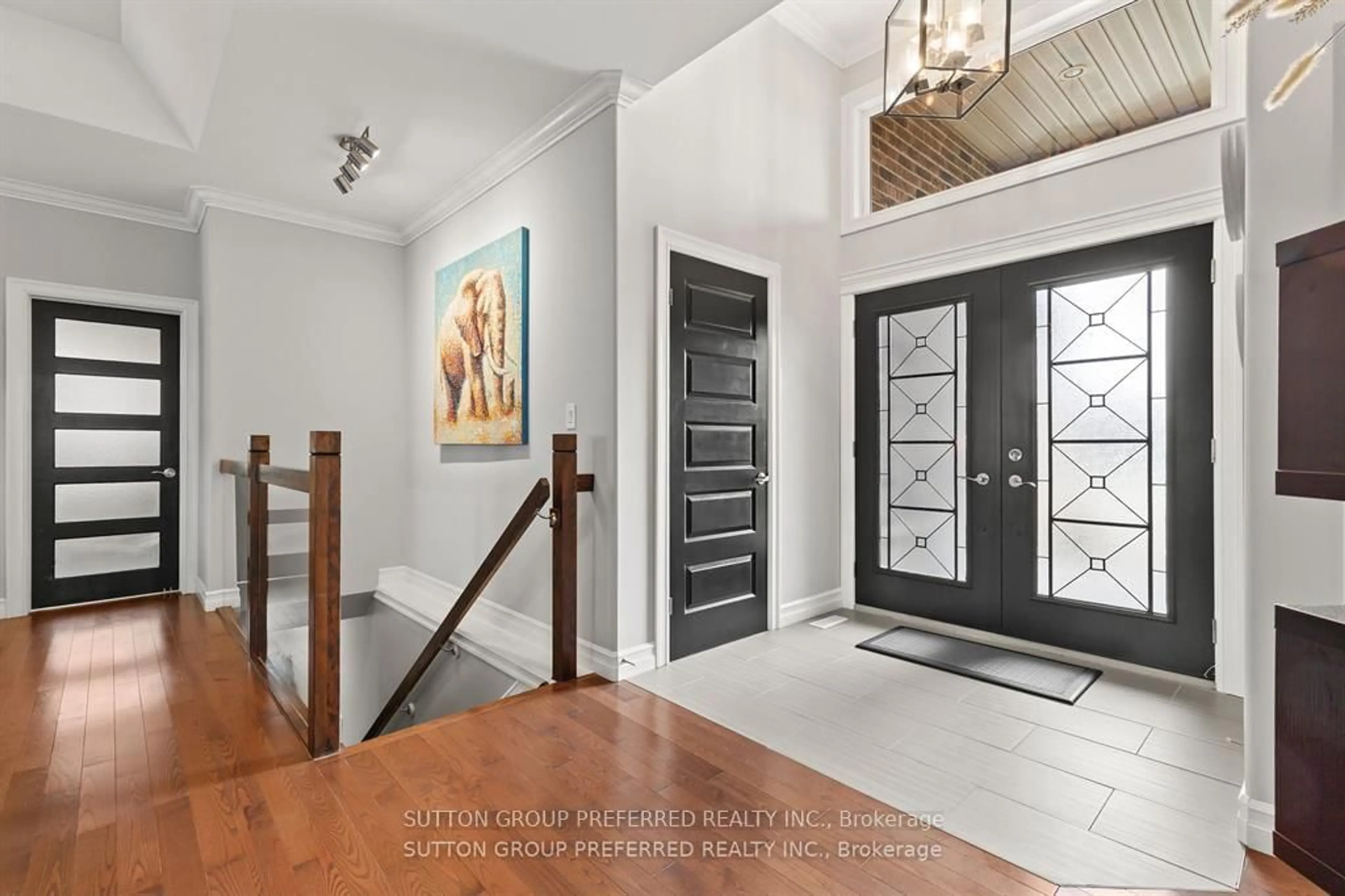 Indoor entryway for 3373 Pioneer Pkwy, London South Ontario N6P 0A8