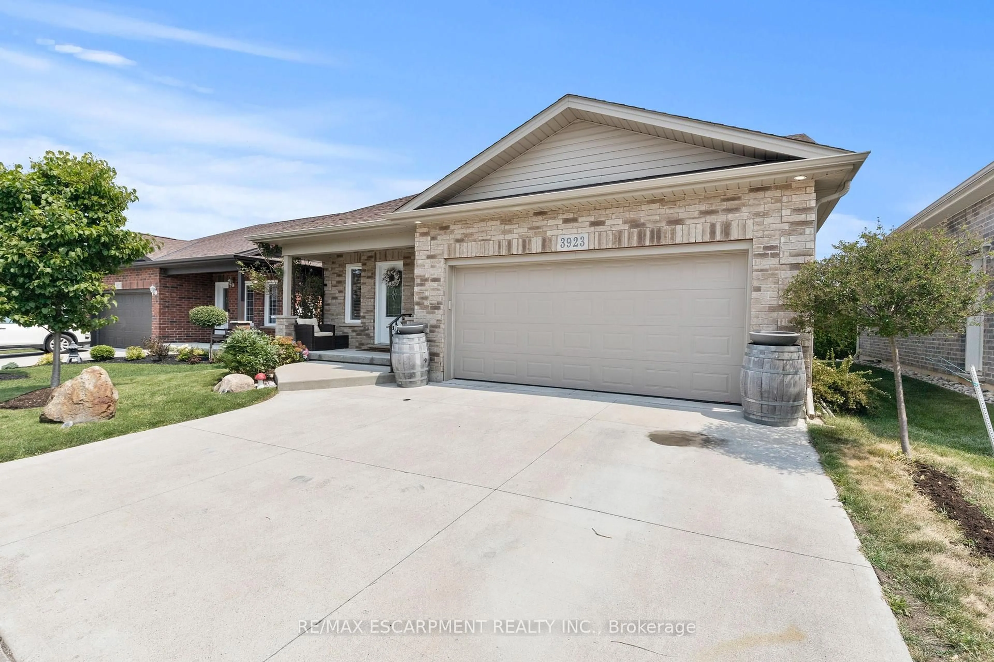 Home with brick exterior material, street for 3923 Sunset Lane, Lincoln Ontario L0R 2C0