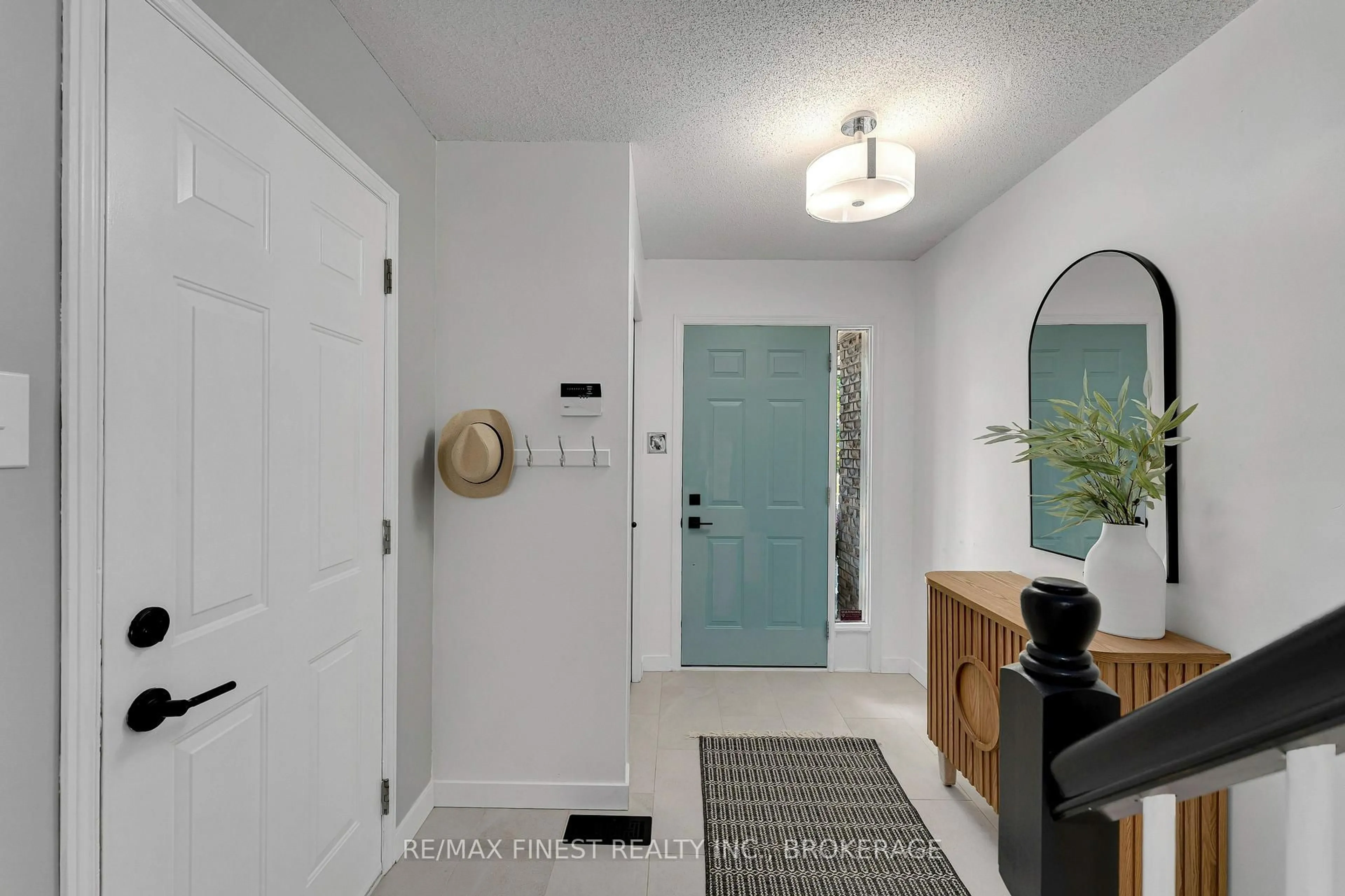 Indoor entryway for 538 Garden St, Gananoque Ontario K7G 3E2