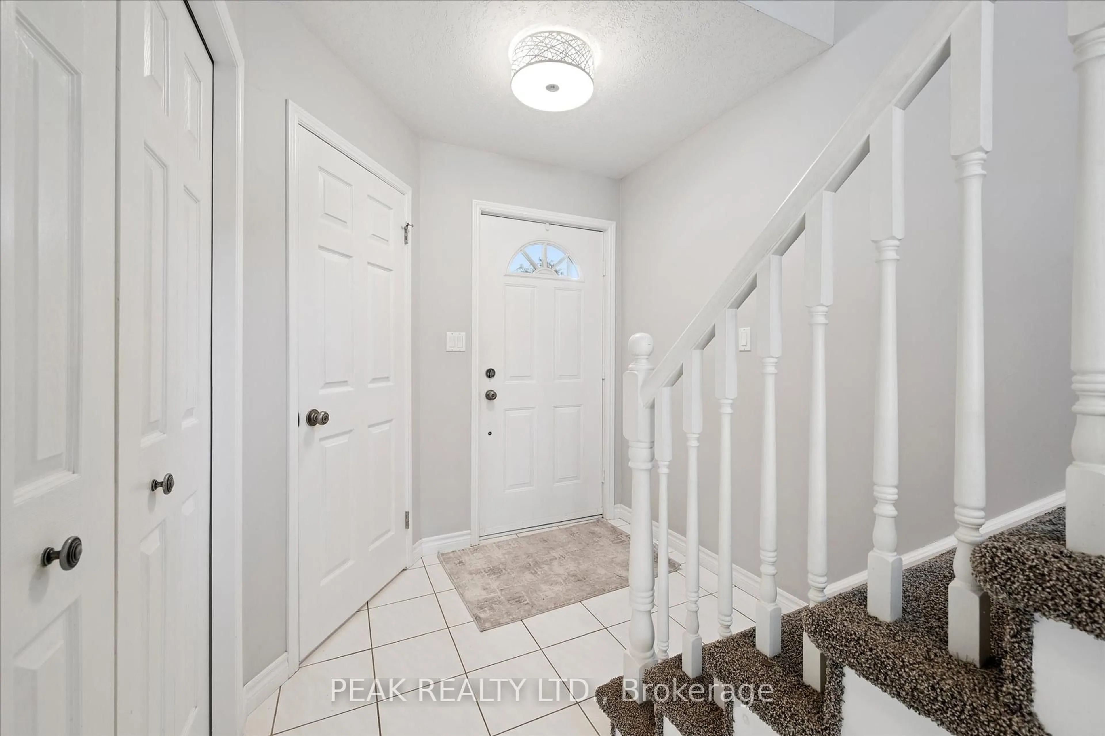 Indoor entryway for 839 Fairway Cres, Kitchener Ontario N2A 4B4