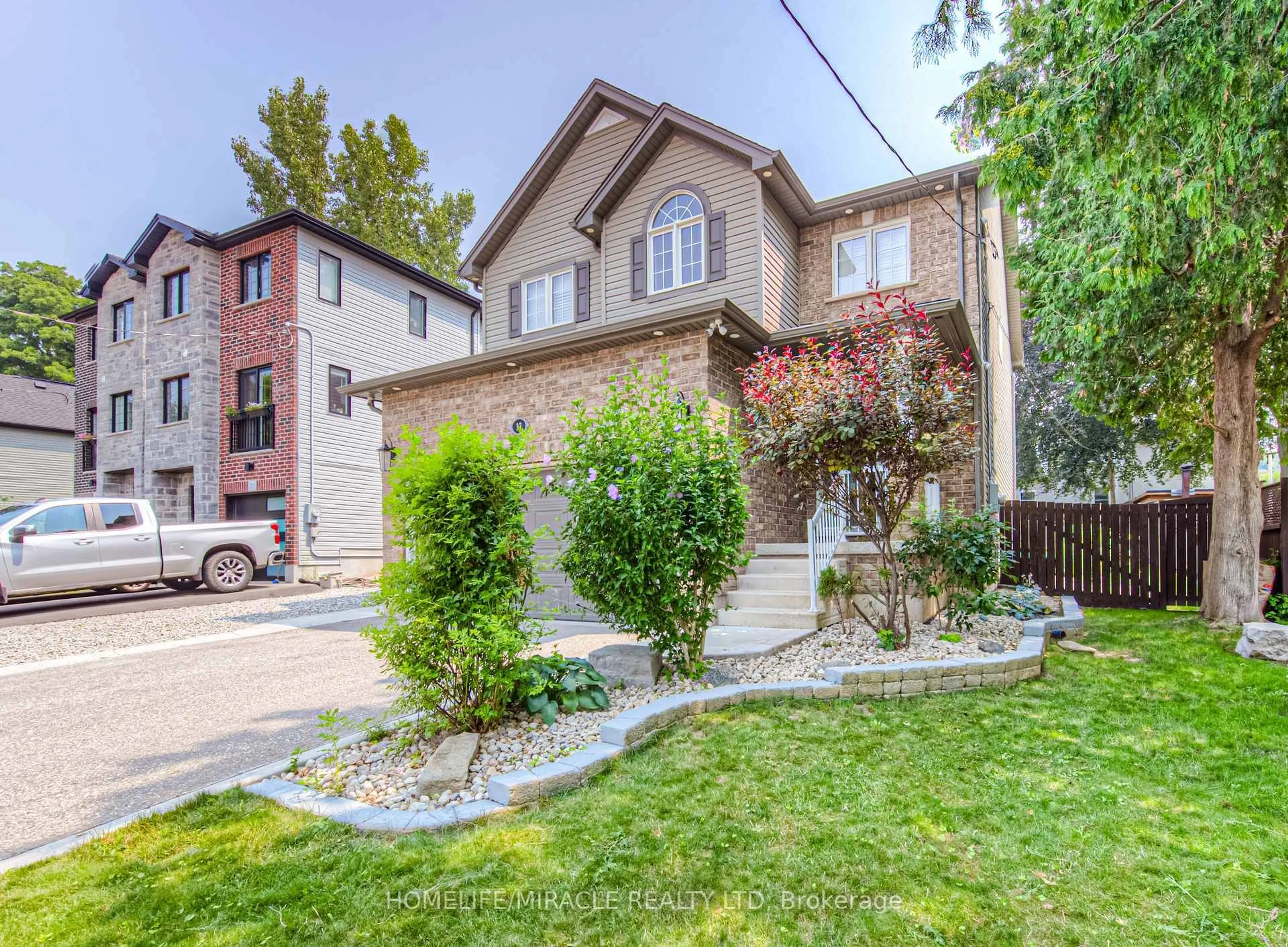 Home with brick exterior material, street for 37 Albert St, Cambridge Ontario N1R 3M7