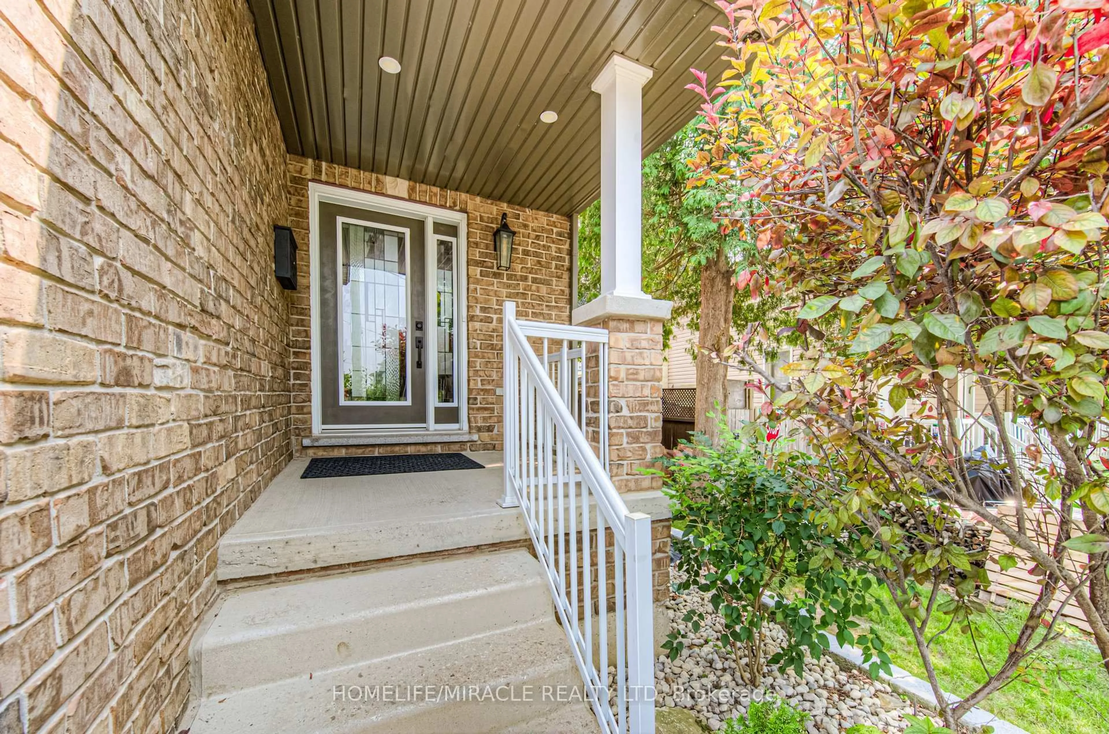 Indoor entryway for 37 Albert St, Cambridge Ontario N1R 3M7