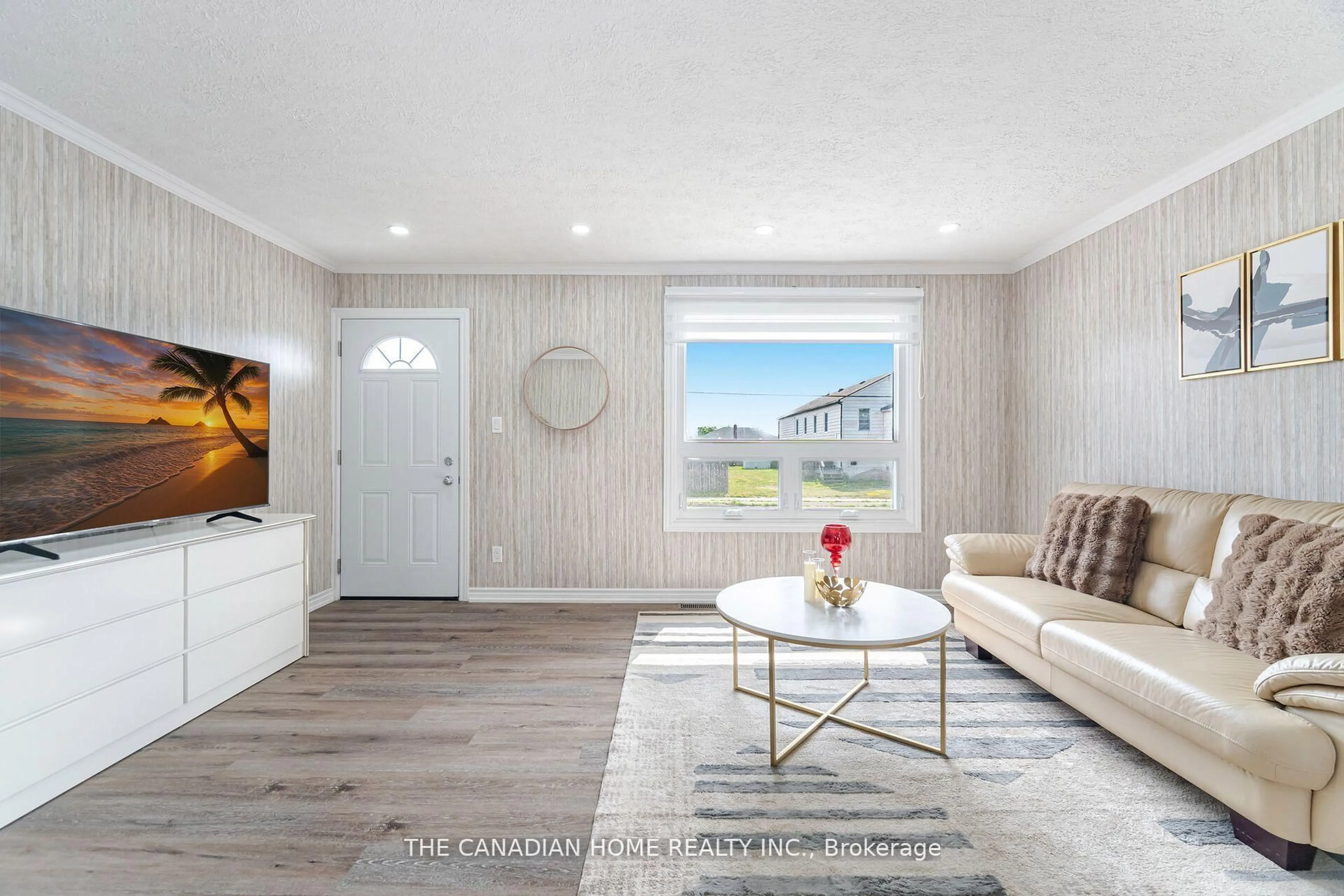 Living room with furniture, wood/laminate floor for 70 SOUTHWORTH St, Welland Ontario L3B 1Y5