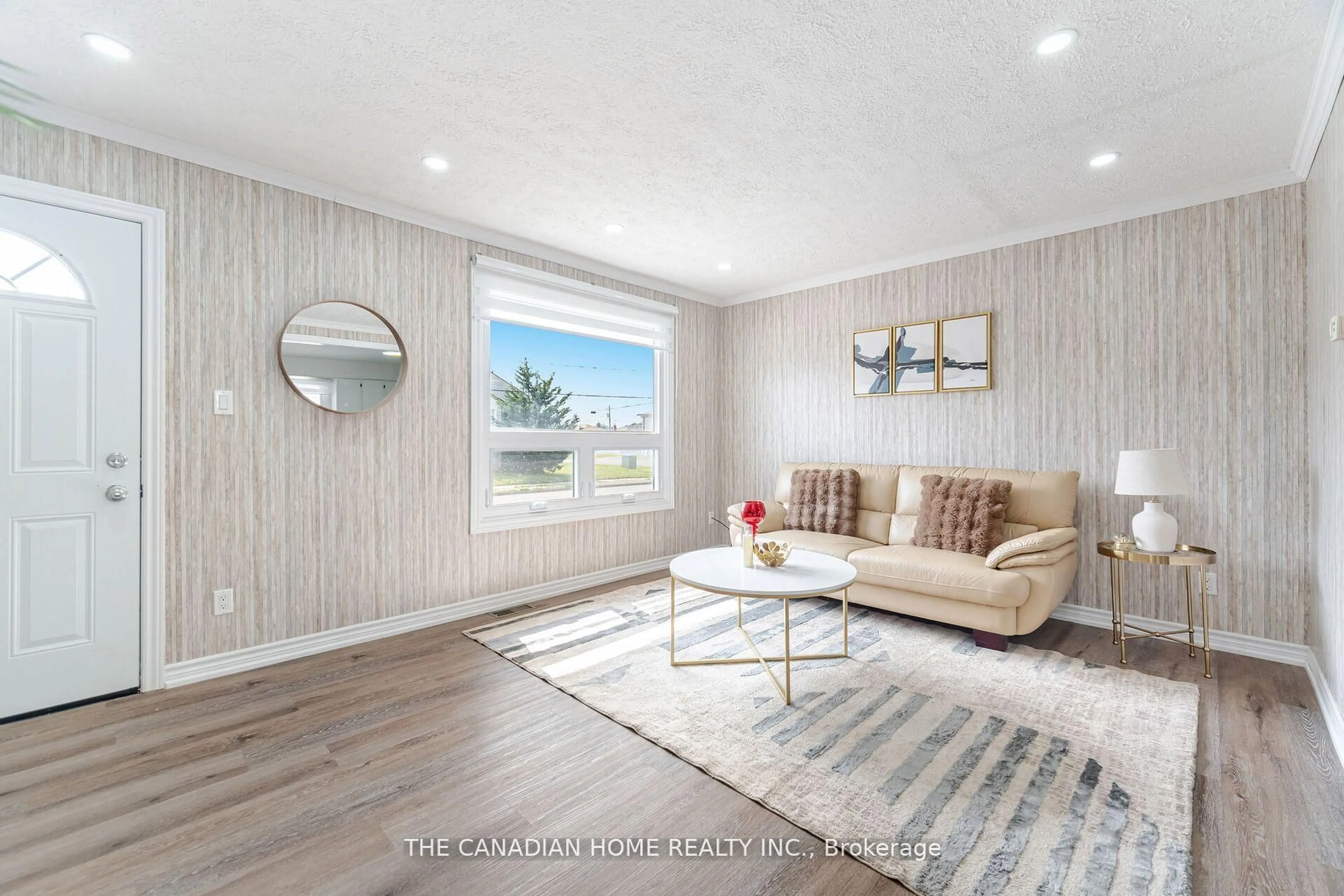 Living room with furniture, wood/laminate floor for 70 SOUTHWORTH St, Welland Ontario L3B 1Y5
