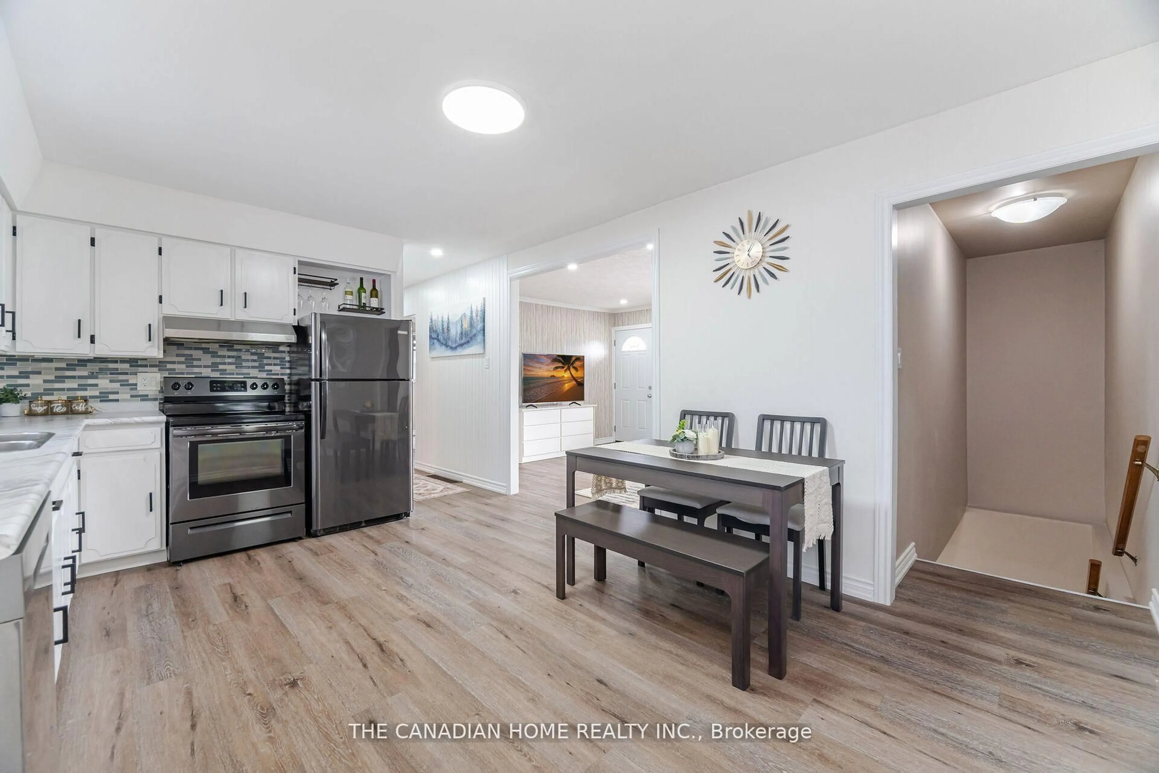 Open concept kitchen, wood/laminate floor for 70 SOUTHWORTH St, Welland Ontario L3B 1Y5