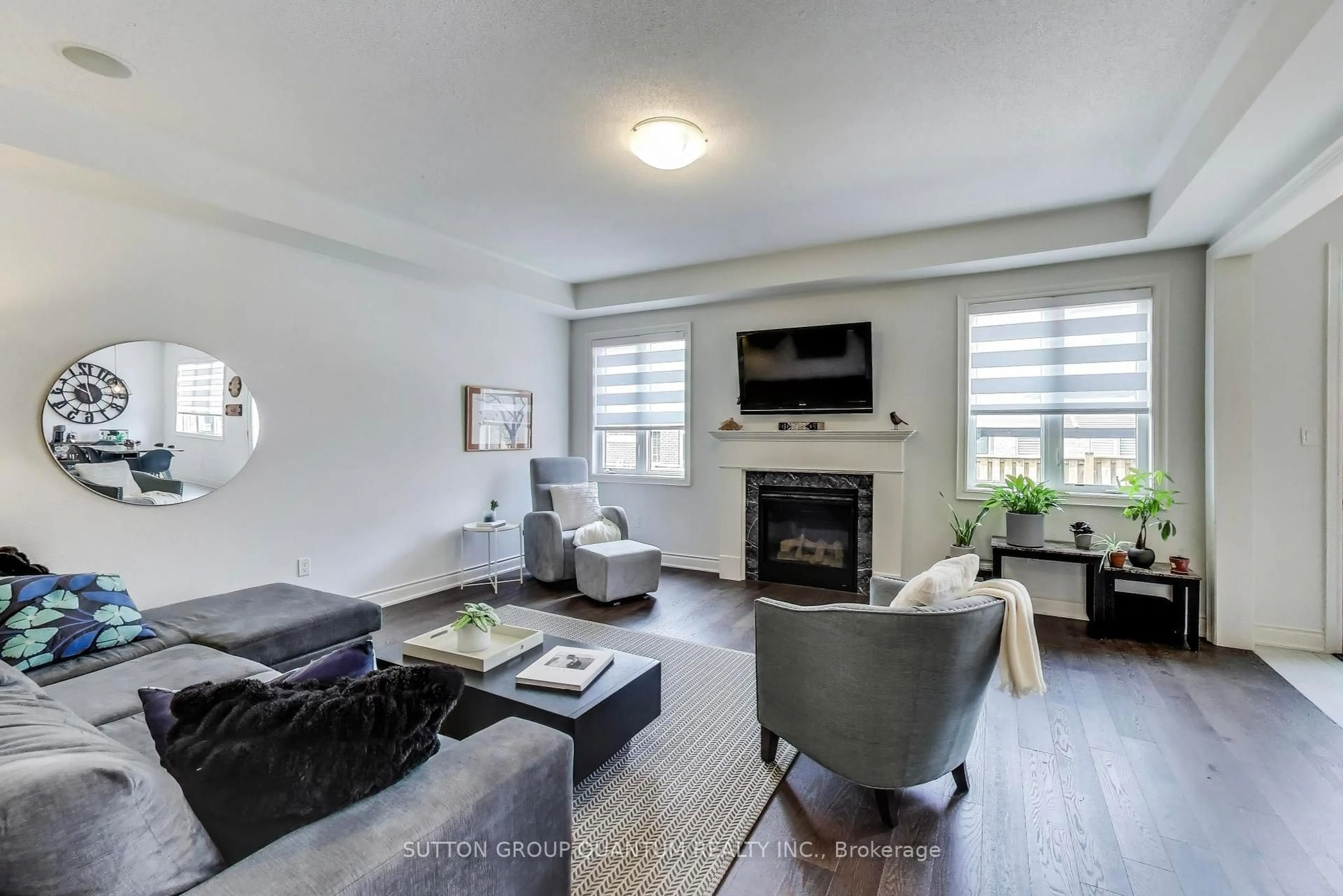 Living room with furniture, unknown for 9 Skinner Rd, Hamilton Ontario L8B 1X1