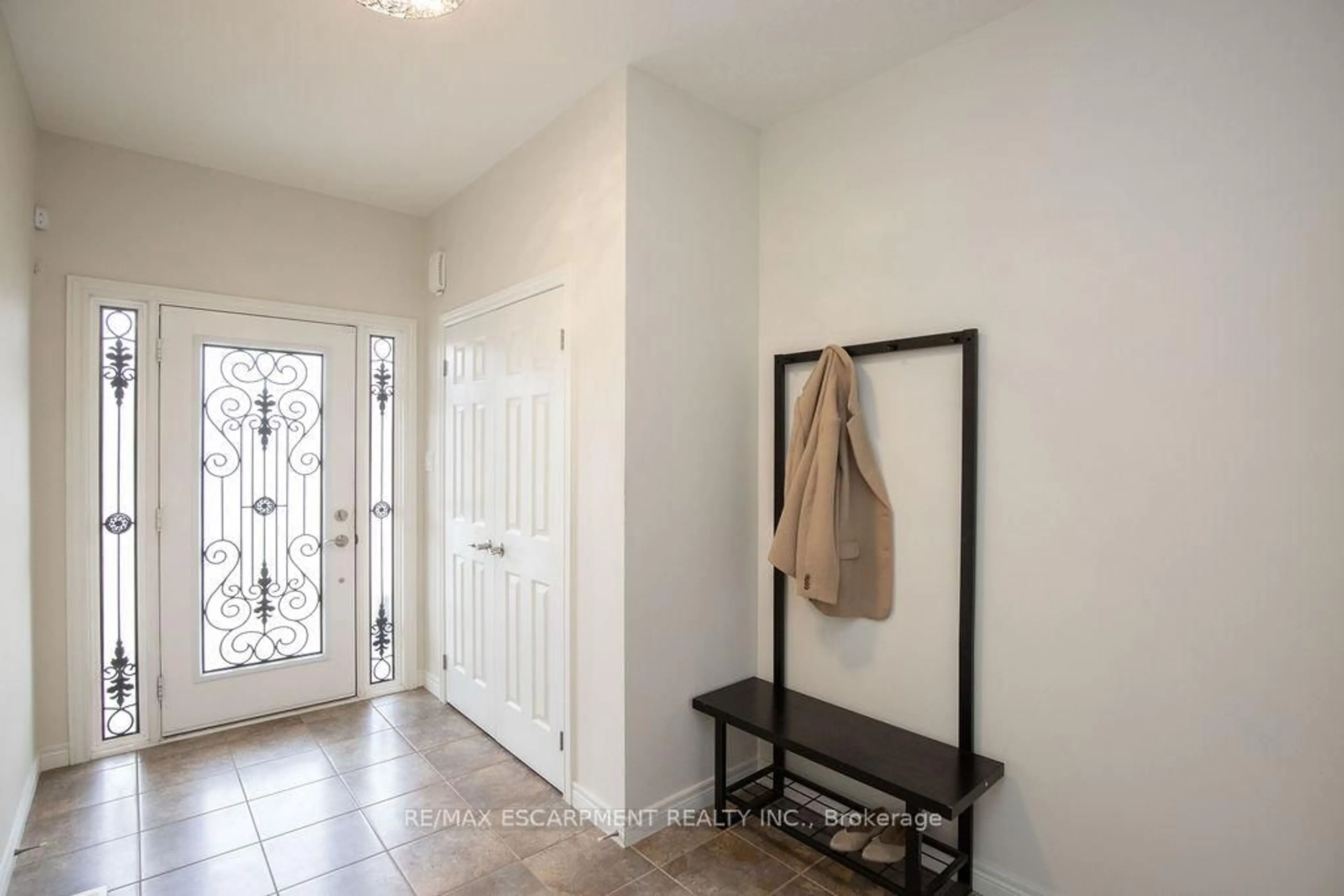 Indoor entryway for 69 Winslow Way, Hamilton Ontario L8J 0G9