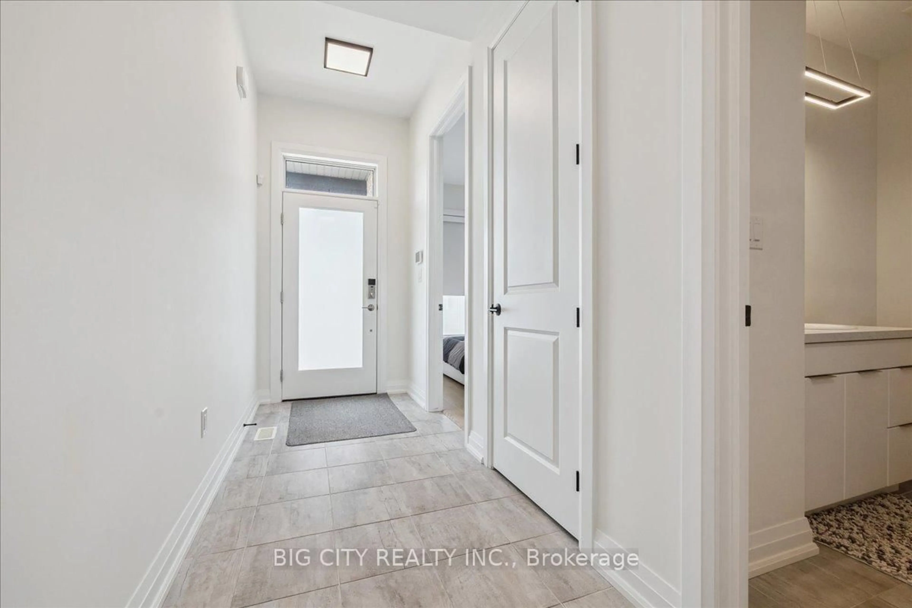 Indoor entryway for 9150 Willoughby Dr #23, Niagara Falls Ontario L2G 0Z5