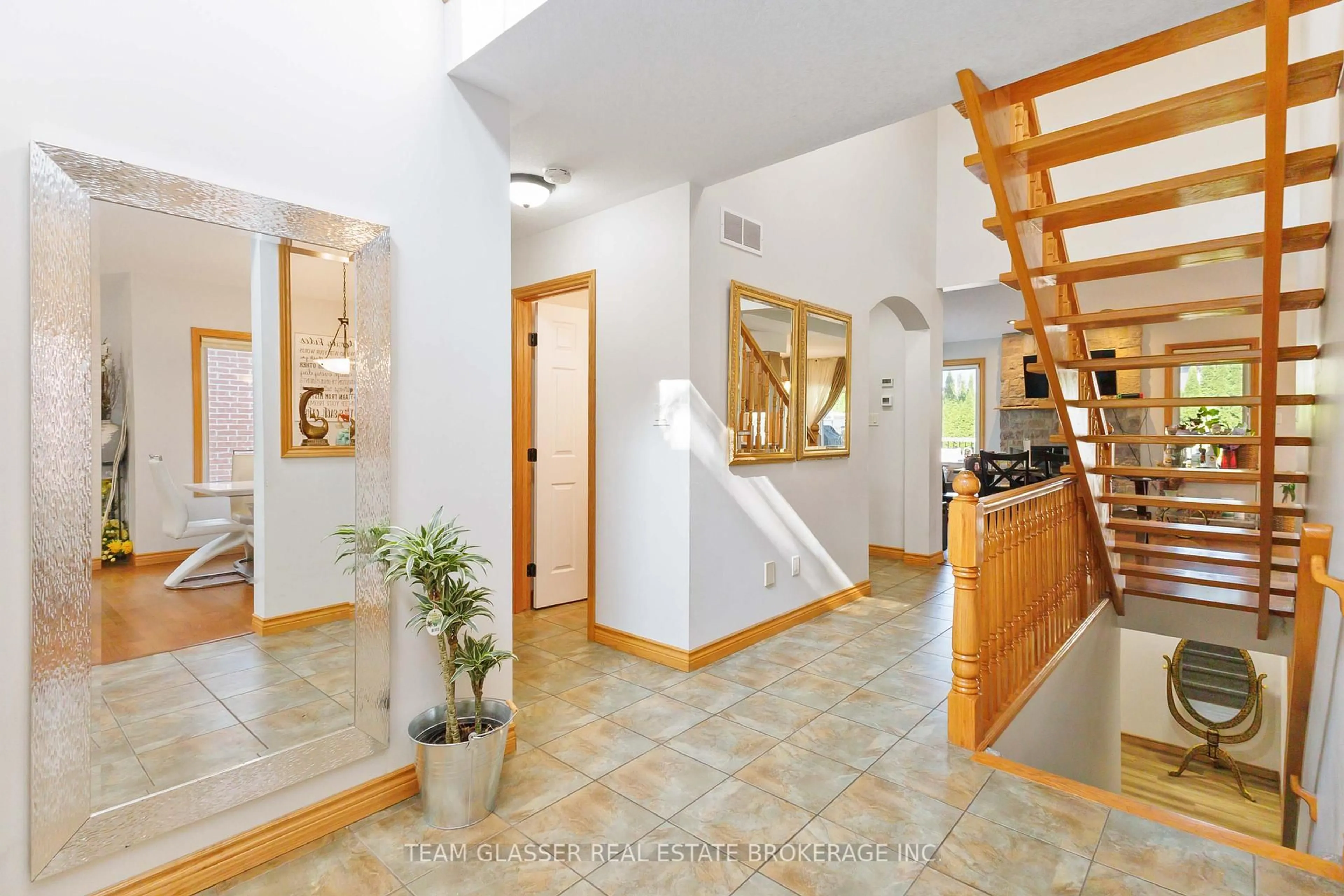 Indoor foyer for 1 HUNTINGTON Terr, St. Thomas Ontario N5R 6H1