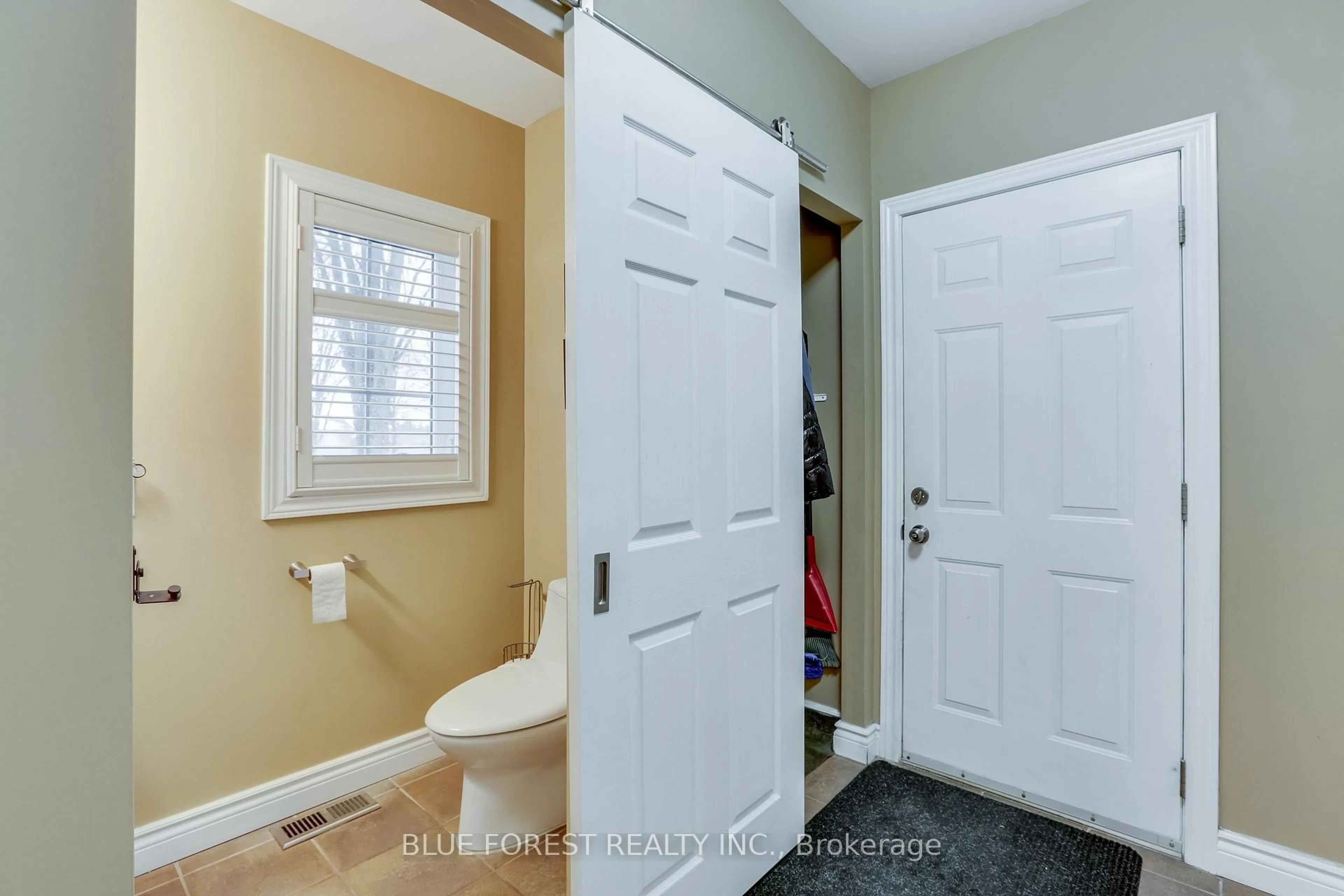 Indoor entryway for 16916 Evelyn Dr, Thames Centre Ontario N0M 2P0