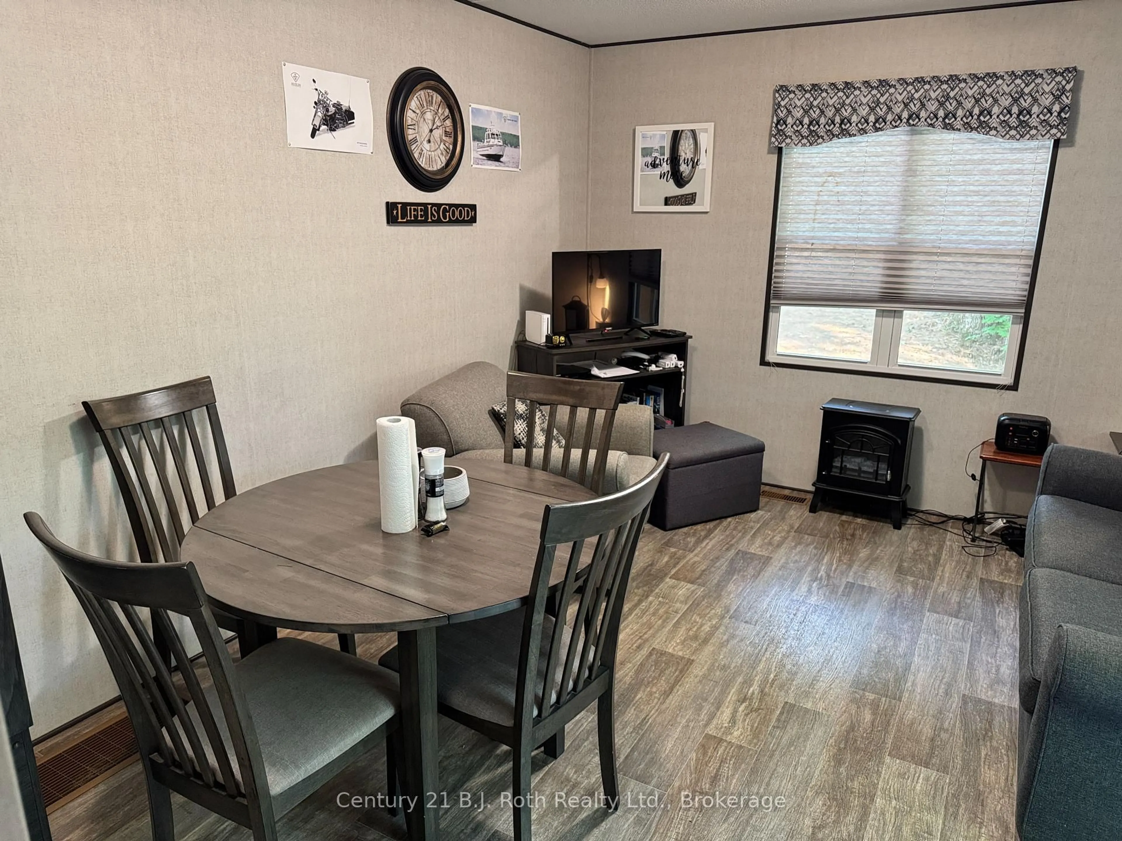 Dining room, wood/laminate floor for 733 Poplar Cres, Bracebridge Ontario P1H 1W9