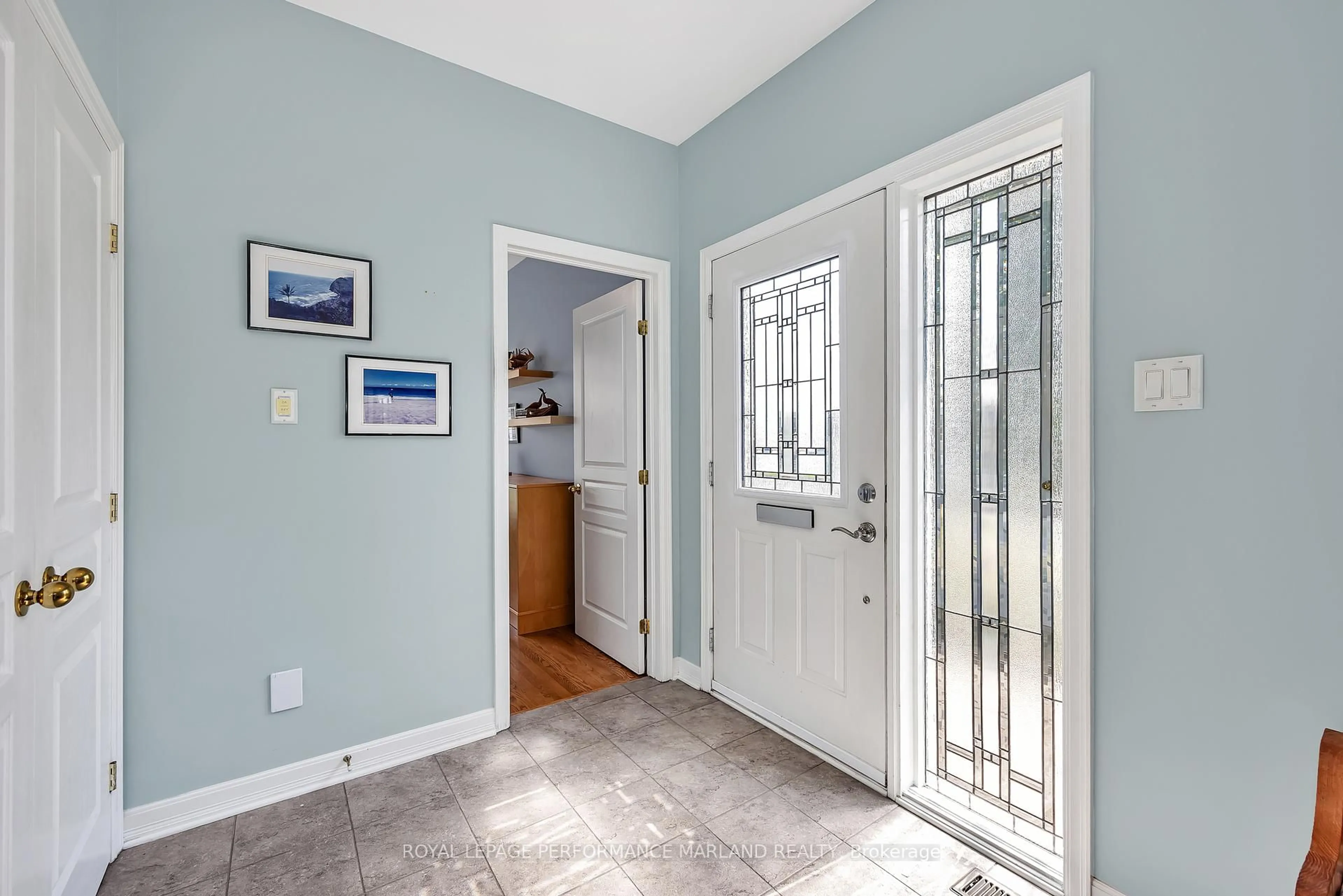 Indoor entryway for 118 Manorhill Private, Ottawa Ontario K1H 2J4