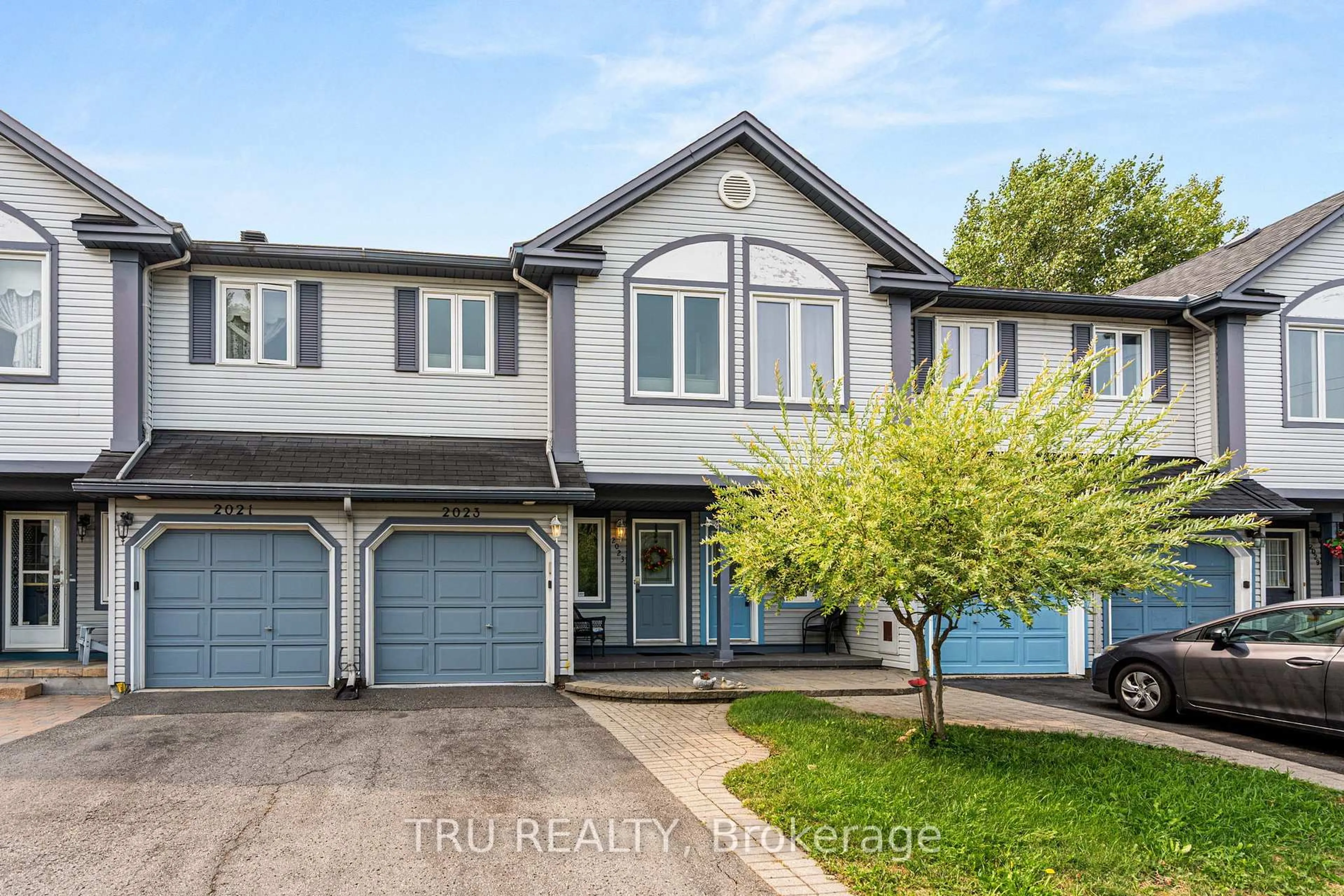 Home with vinyl exterior material, street for 2023 O Ave, Ottawa Ontario K1G 0B1