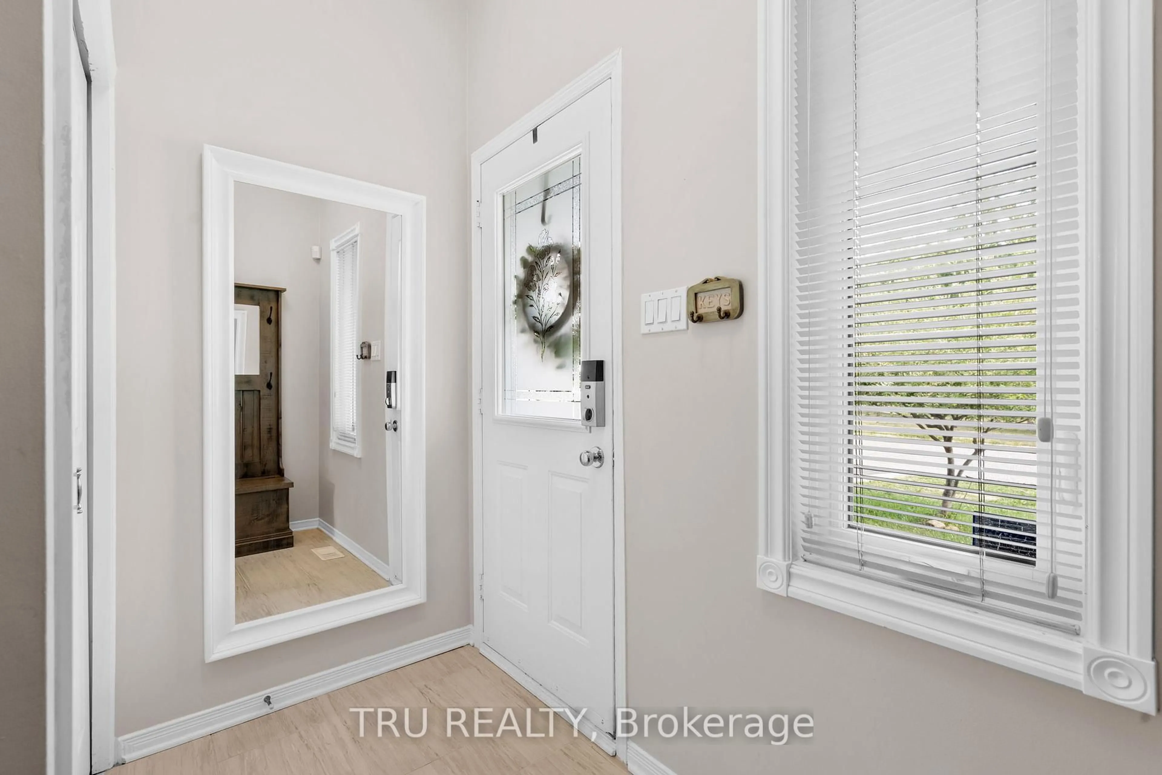 Indoor entryway for 2023 O Ave, Ottawa Ontario K1G 0B1