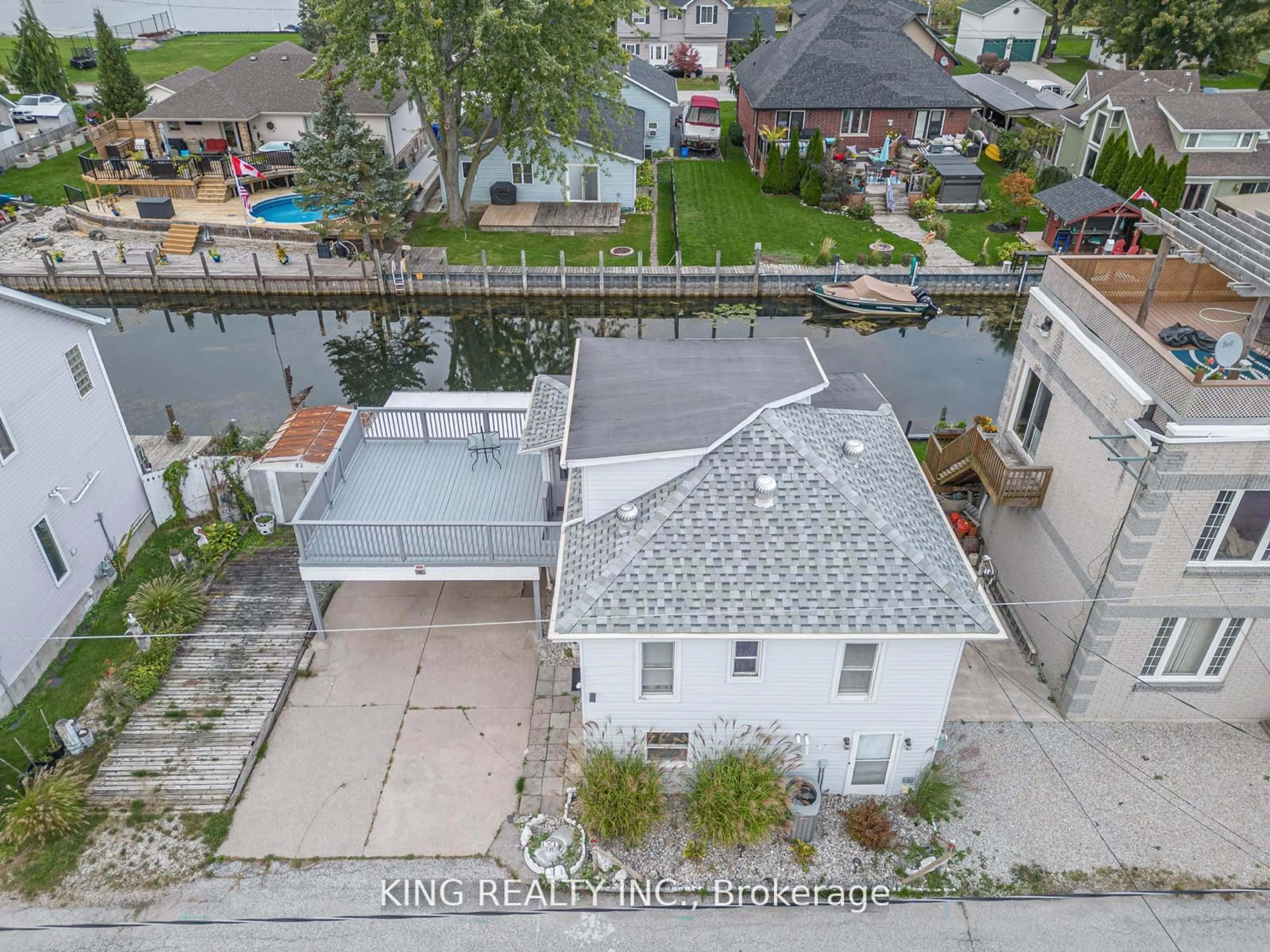 A pic from outside/outdoor area/front of a property/back of a property/a pic from drone, street for 42 Wahneta Ave, LaSalle Ontario N9J 1T7