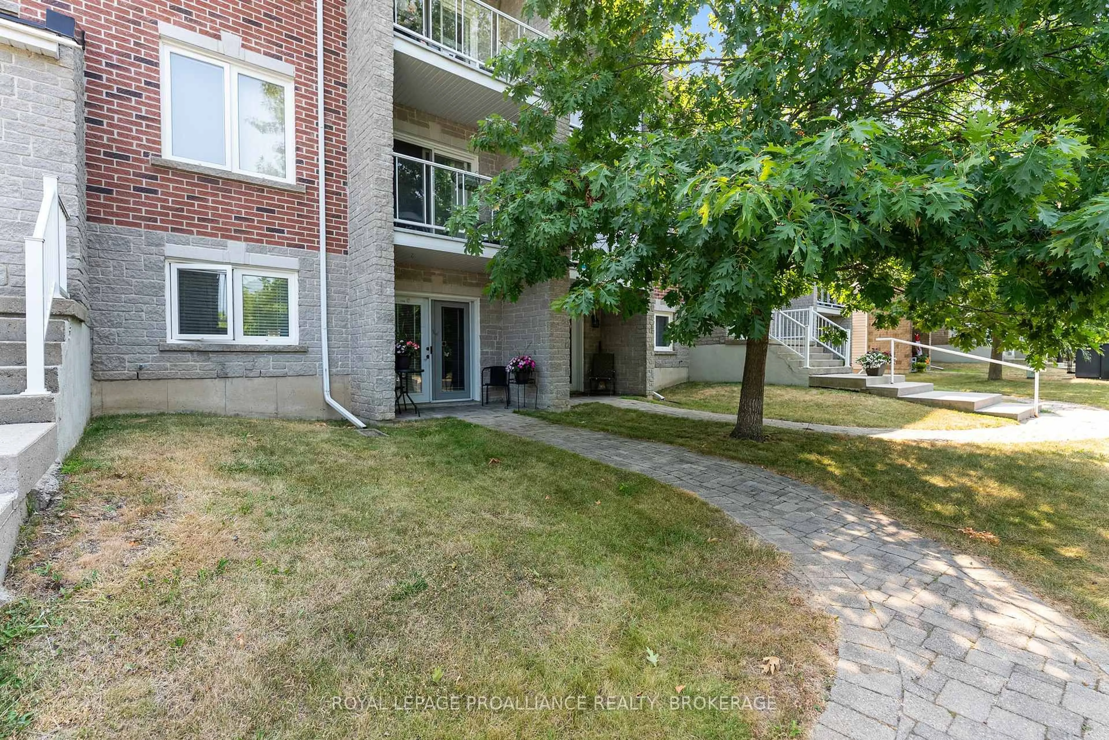 Patio, street for 237 Oak St #1102, Gananoque Ontario K7G 2R5