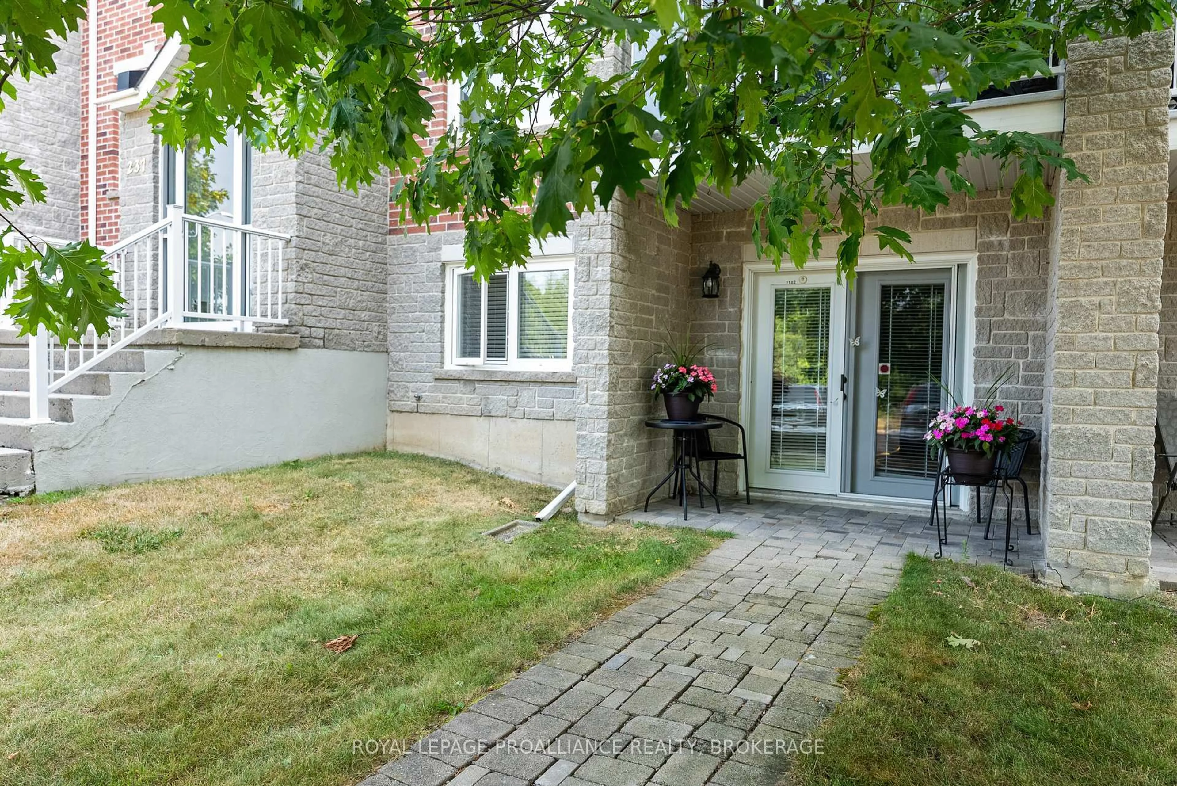 Patio, street for 237 Oak St #1102, Gananoque Ontario K7G 2R5