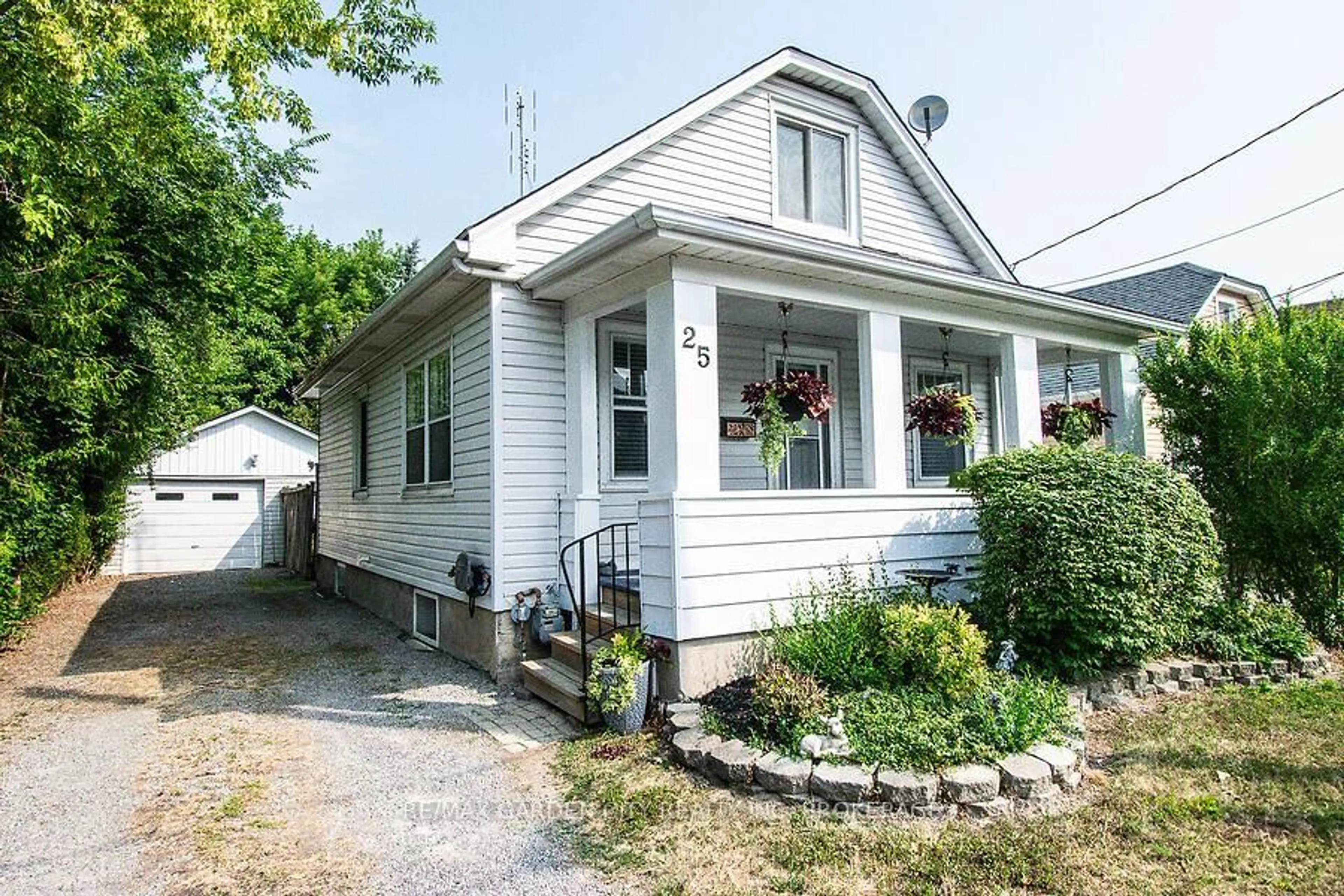 Home with vinyl exterior material, street for 25 Garnet St, St. Catharines Ontario L2M 5E7