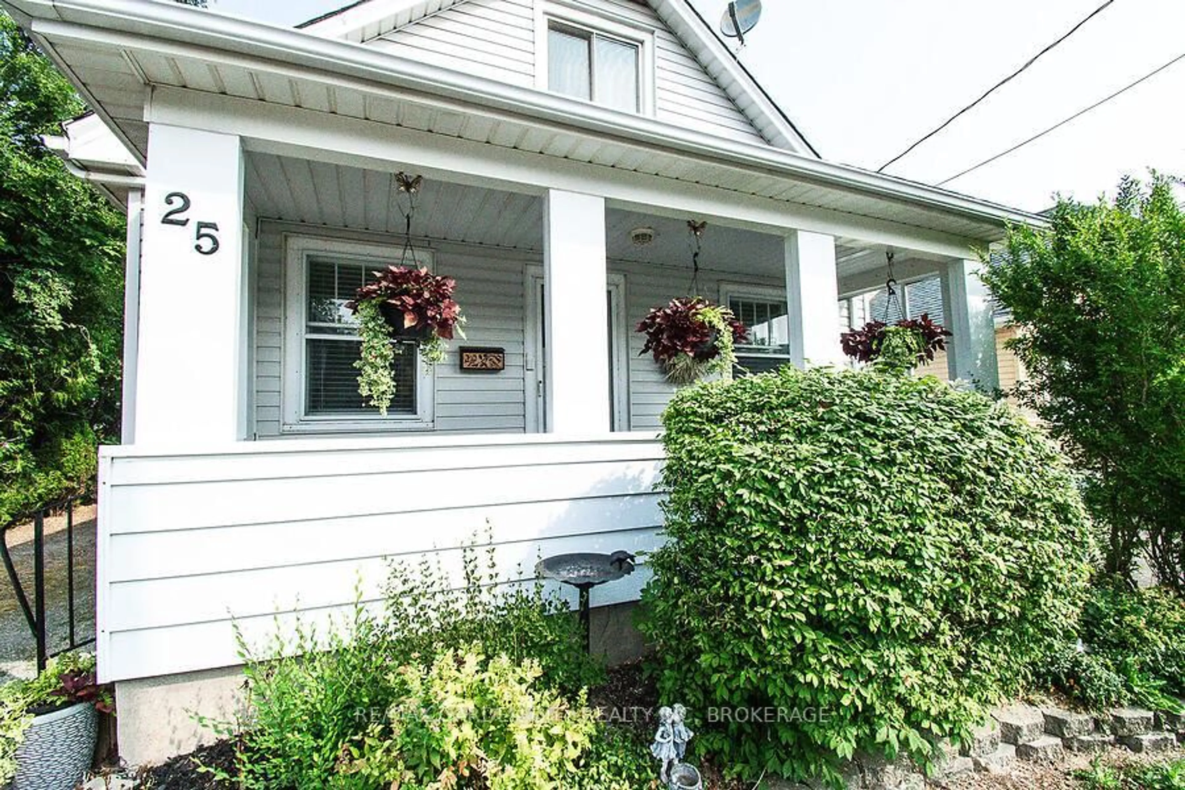 Home with vinyl exterior material, street for 25 Garnet St, St. Catharines Ontario L2M 5E7