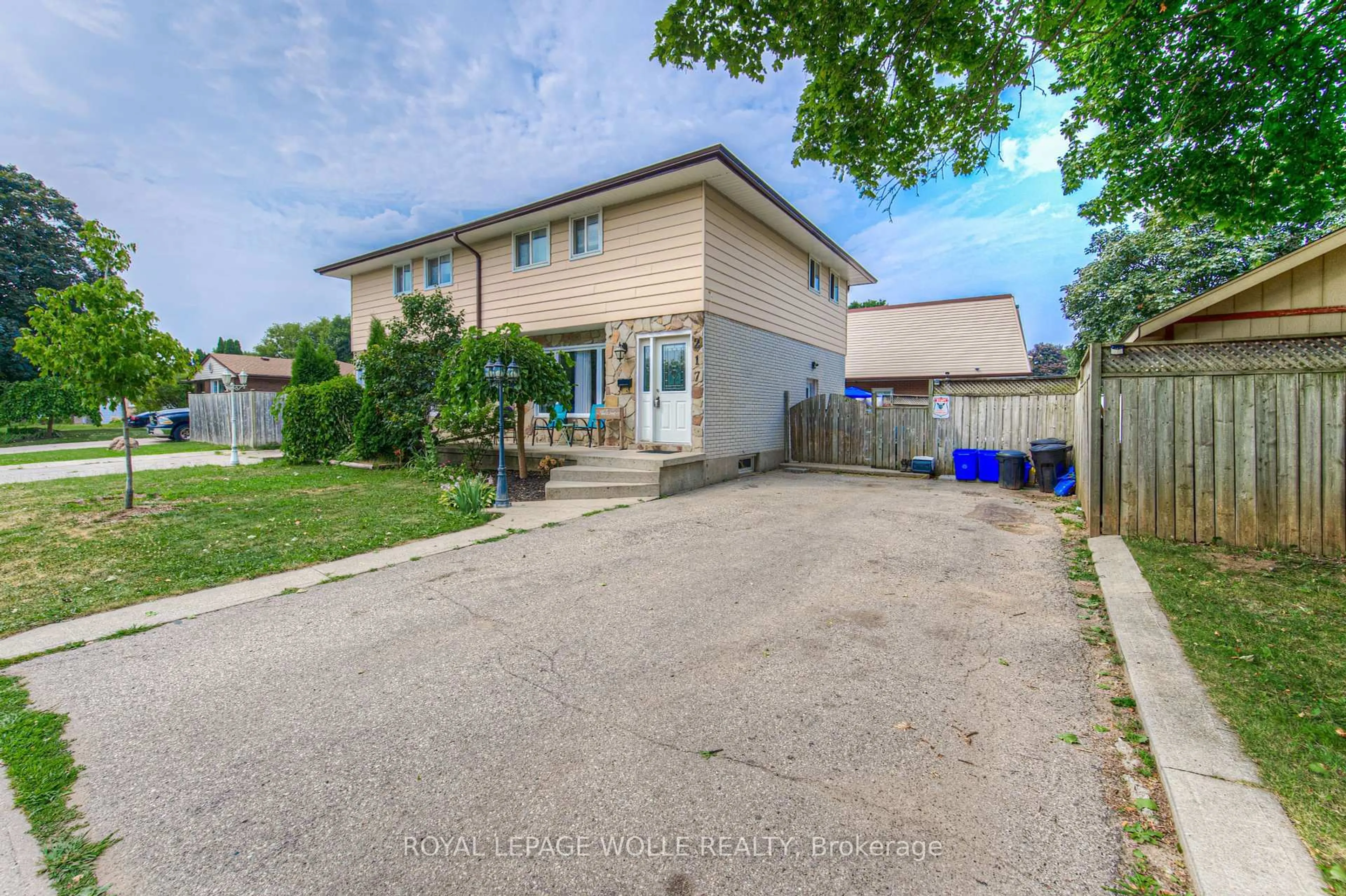A pic from outside/outdoor area/front of a property/back of a property/a pic from drone, street for 217 Southwood Dr, Cambridge Ontario N1S 3S3