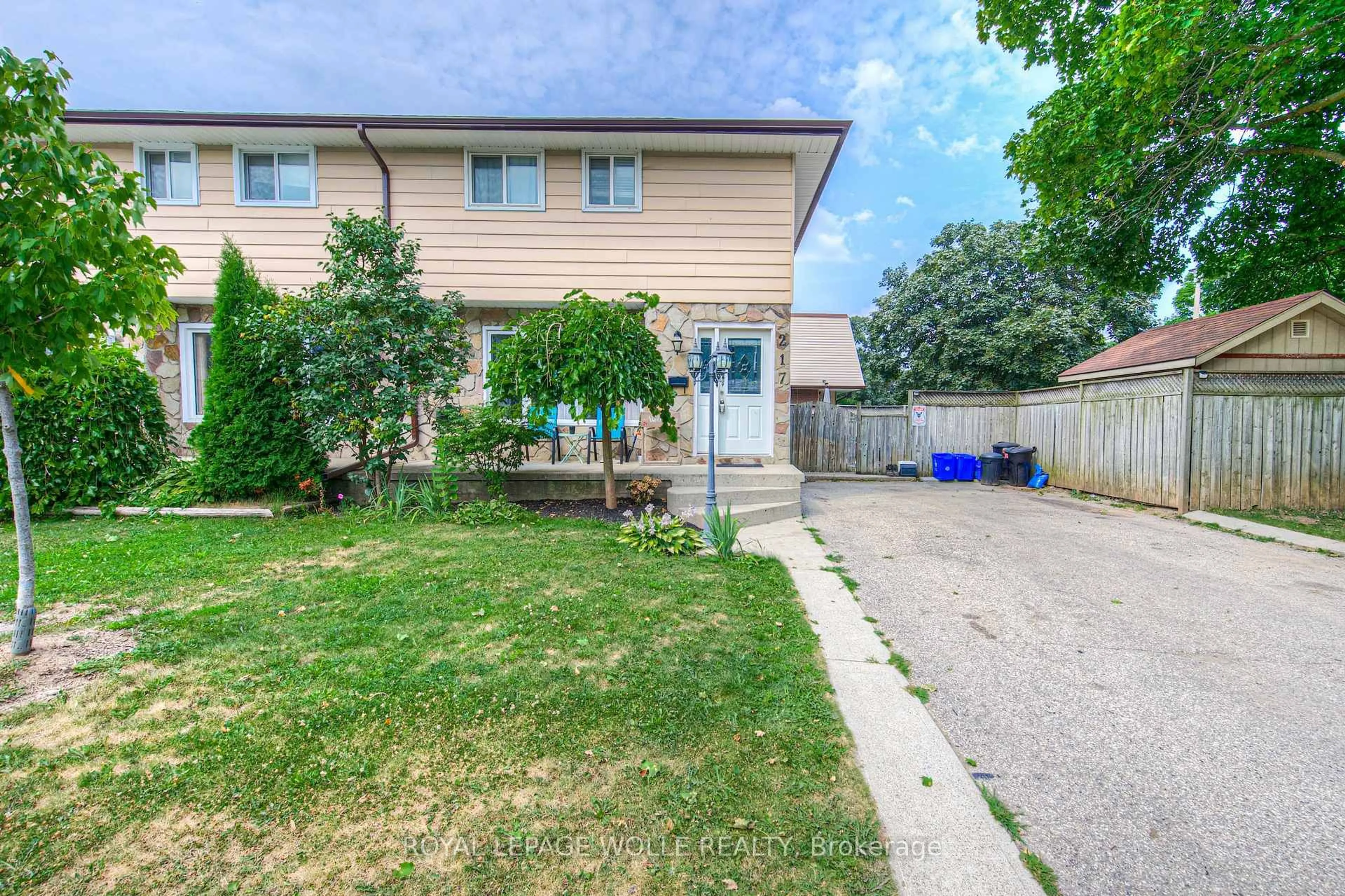Patio, street for 217 Southwood Dr, Cambridge Ontario N1S 3S3
