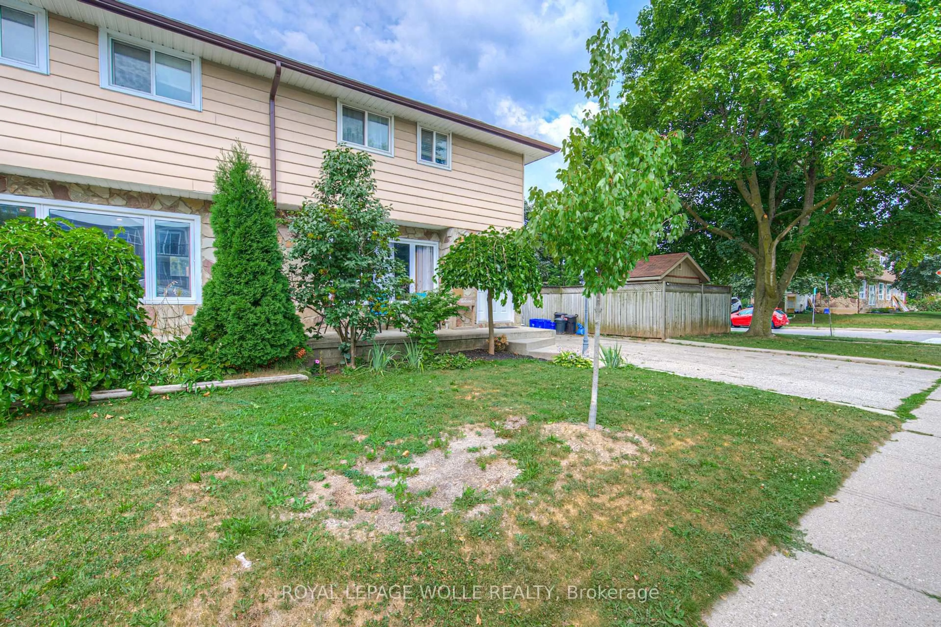 A pic from outside/outdoor area/front of a property/back of a property/a pic from drone, street for 217 Southwood Dr, Cambridge Ontario N1S 3S3