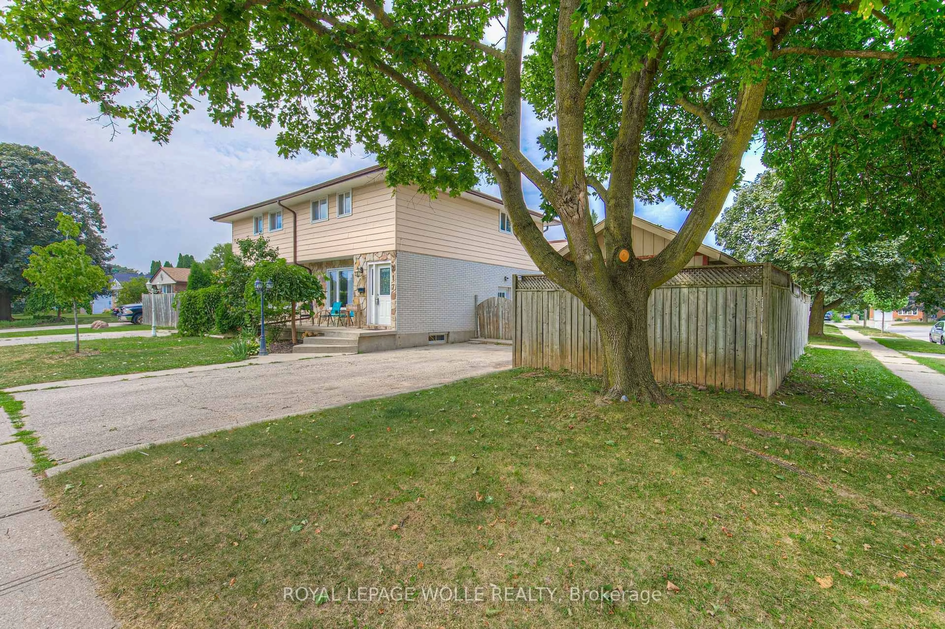 A pic from outside/outdoor area/front of a property/back of a property/a pic from drone, street for 217 Southwood Dr, Cambridge Ontario N1S 3S3
