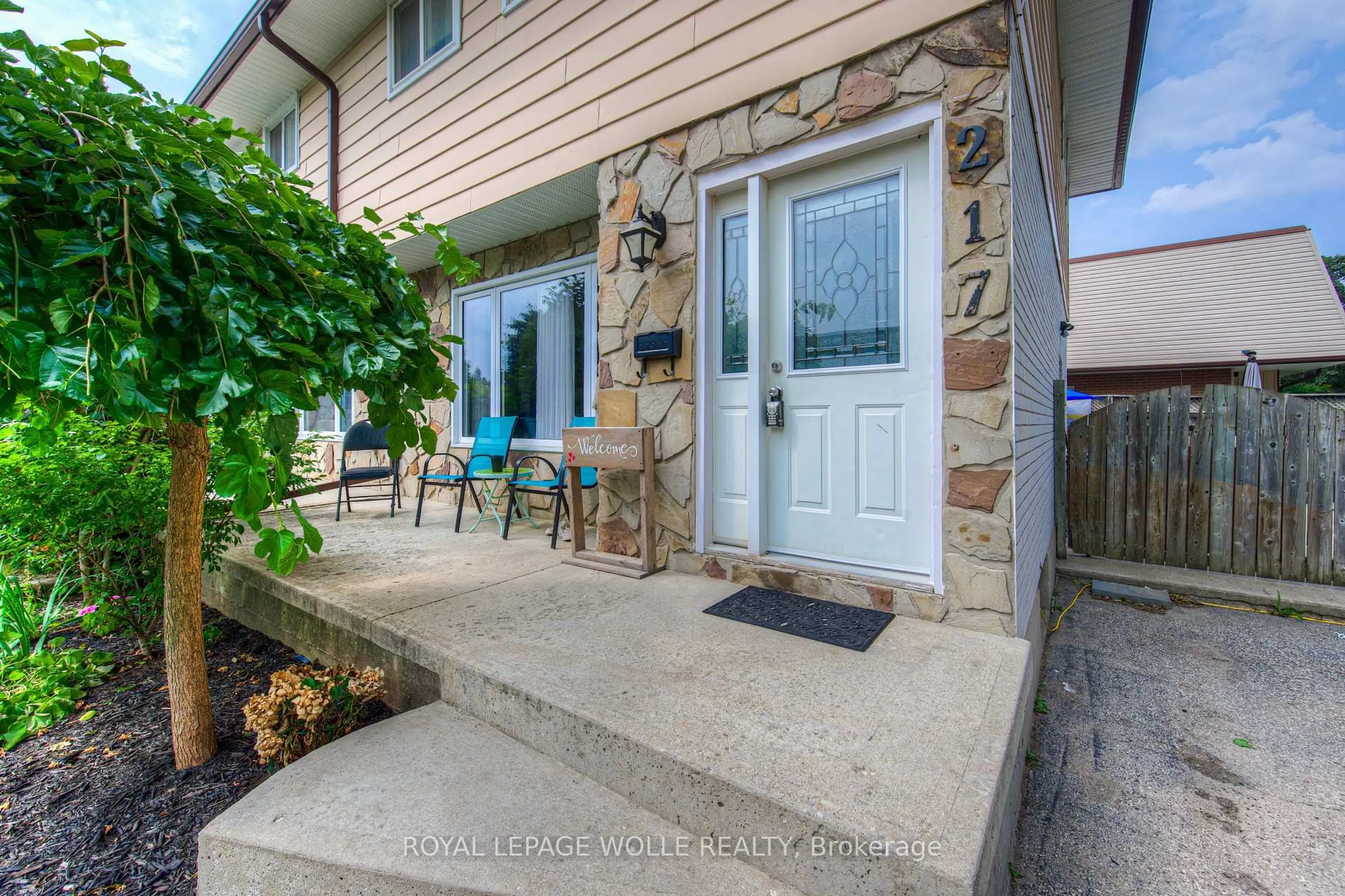 Patio, street for 217 Southwood Dr, Cambridge Ontario N1S 3S3