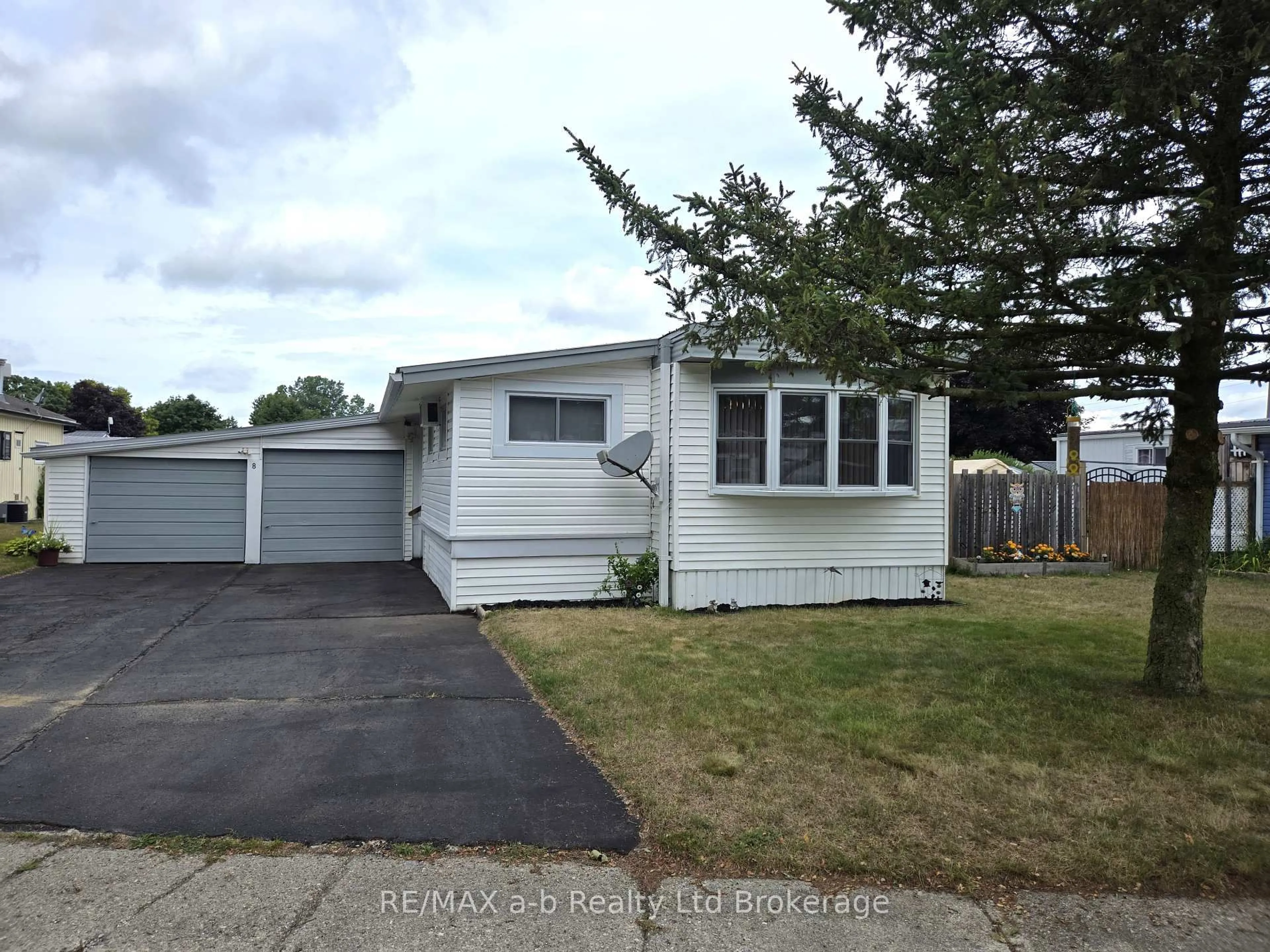 Home with vinyl exterior material, street for 8 Third St, Norfolk Ontario N4B 2W6