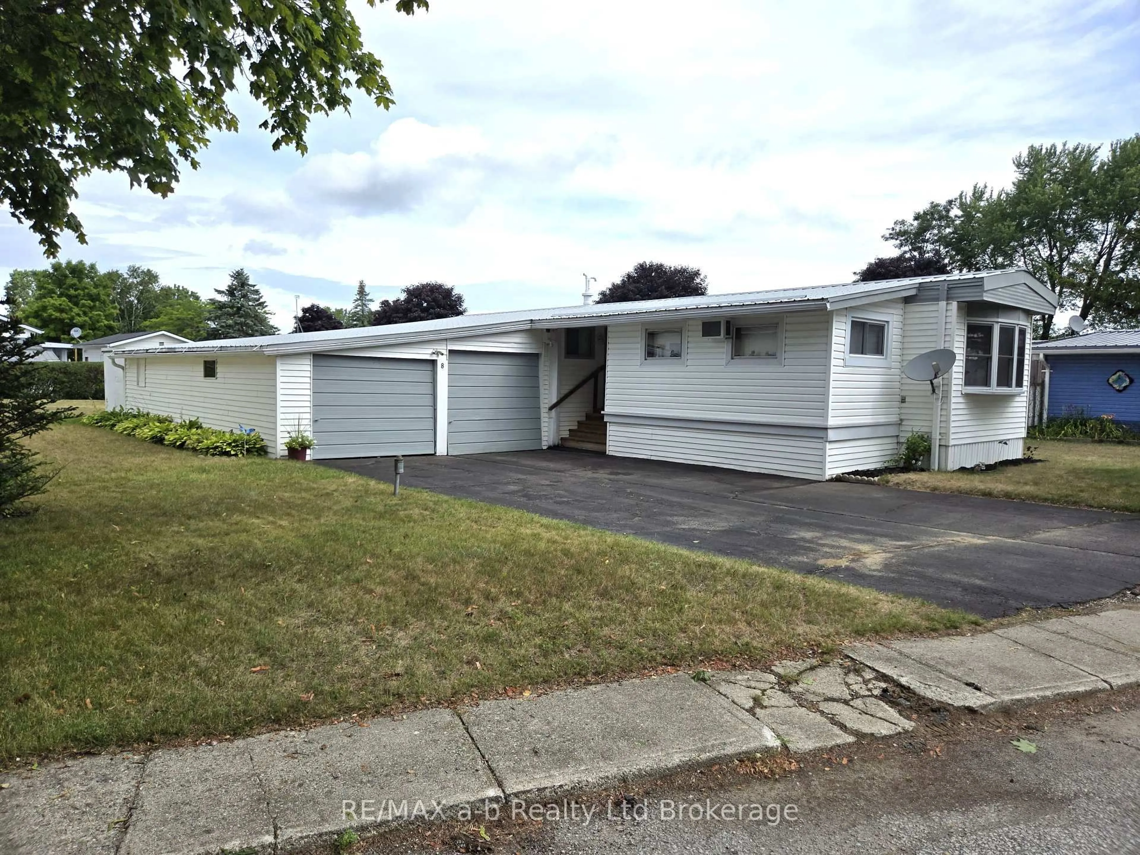 Home with vinyl exterior material, street for 8 Third St, Norfolk Ontario N4B 2W6