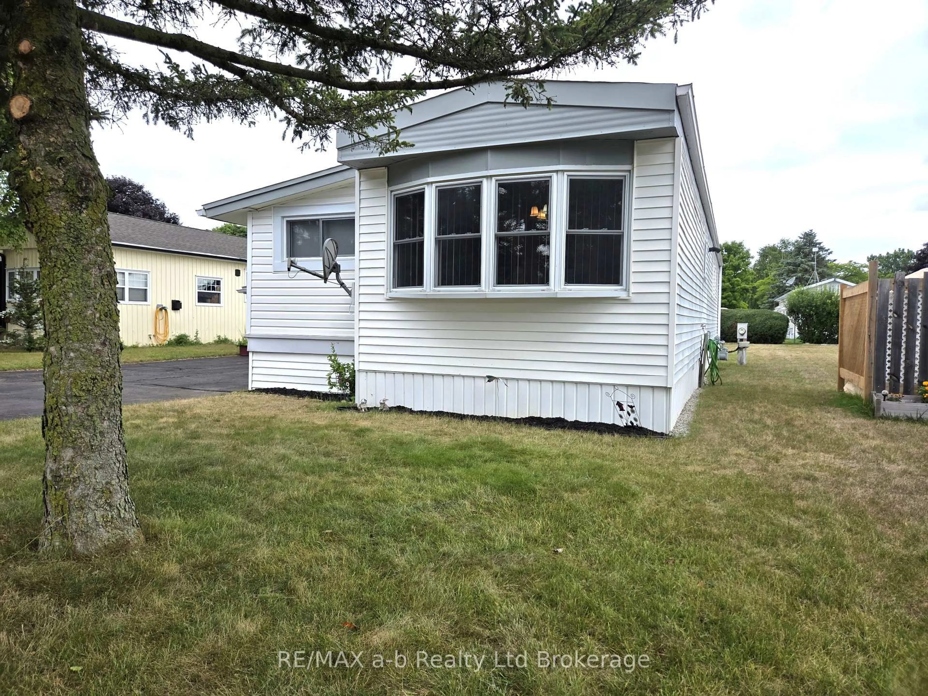Home with vinyl exterior material, street for 8 Third St, Norfolk Ontario N4B 2W6