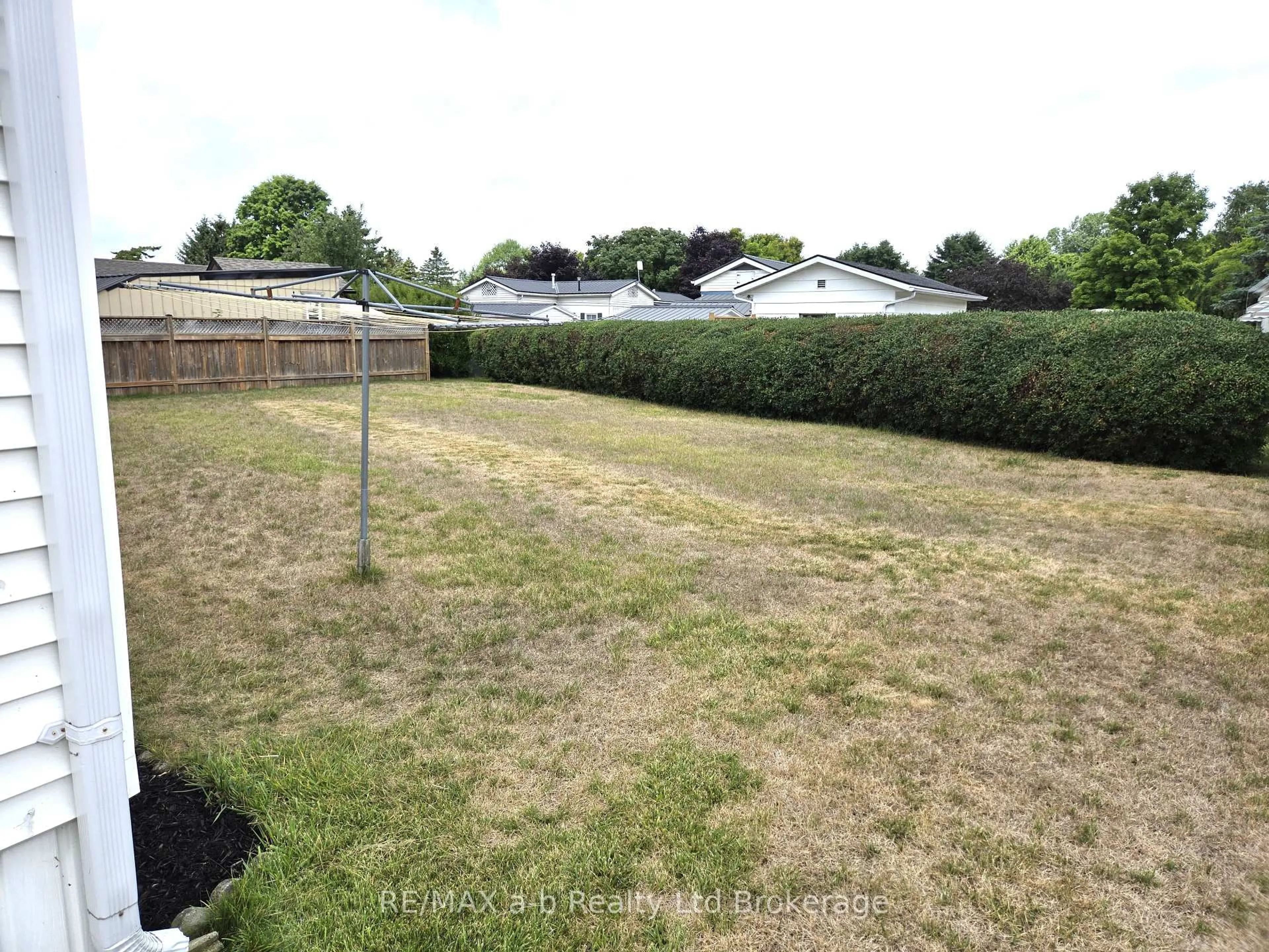 A pic from outside/outdoor area/front of a property/back of a property/a pic from drone, street for 8 Third St, Norfolk Ontario N4B 2W6