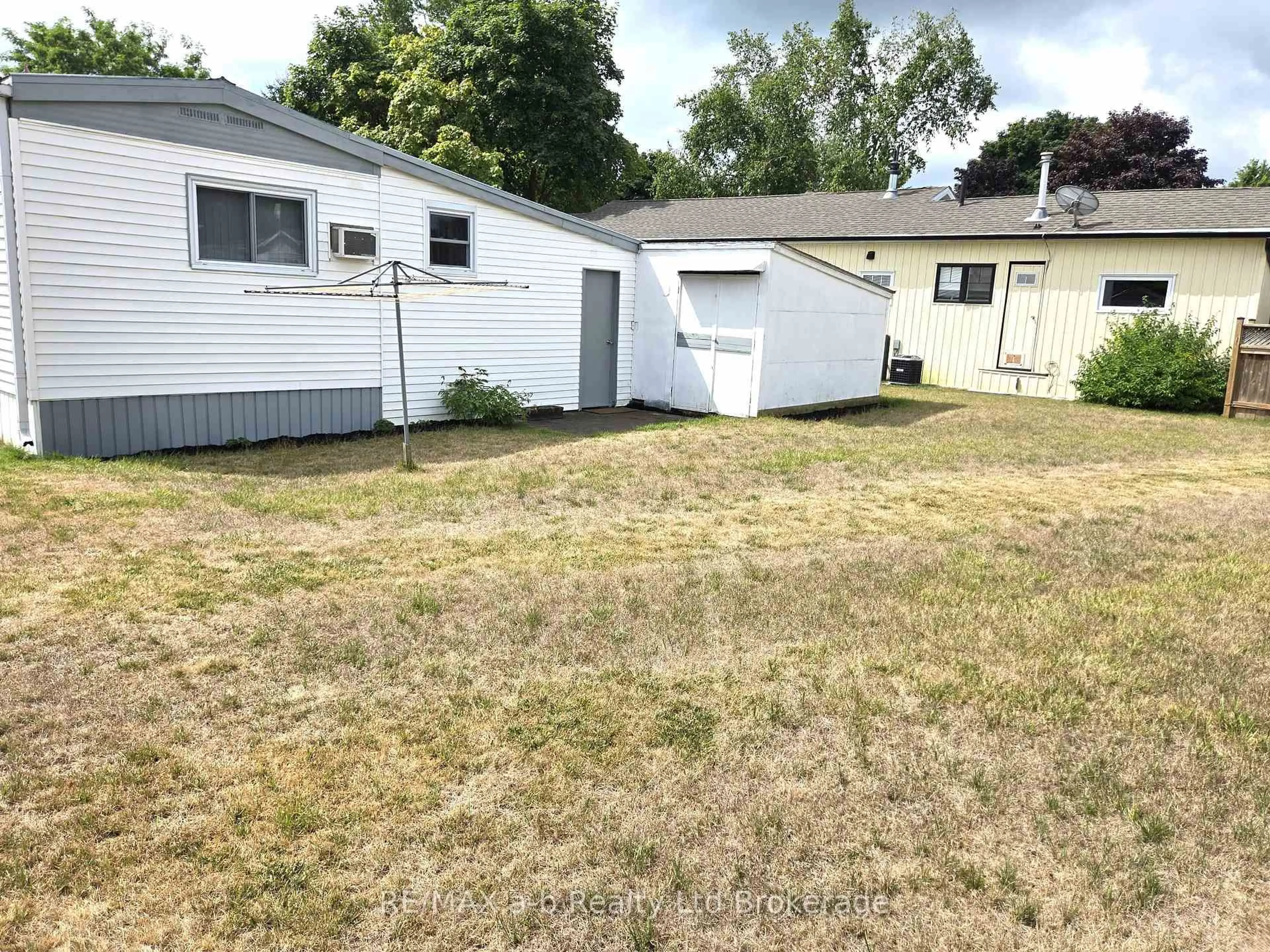 A pic from outside/outdoor area/front of a property/back of a property/a pic from drone, street for 8 Third St, Norfolk Ontario N4B 2W6