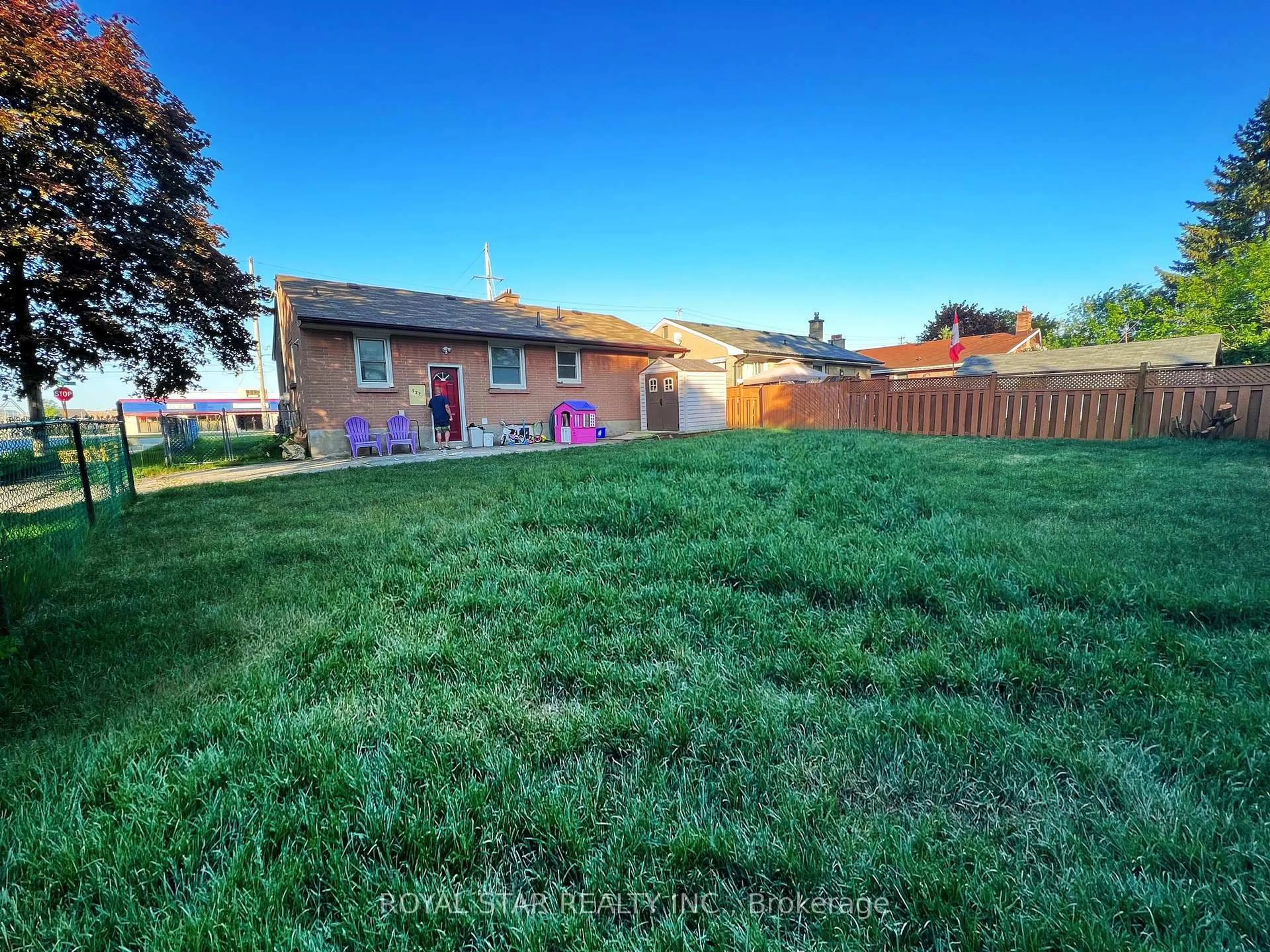 A pic from outside/outdoor area/front of a property/back of a property/a pic from drone, unknown for 527 Clarke Rd, London East Ontario N5V 2C9