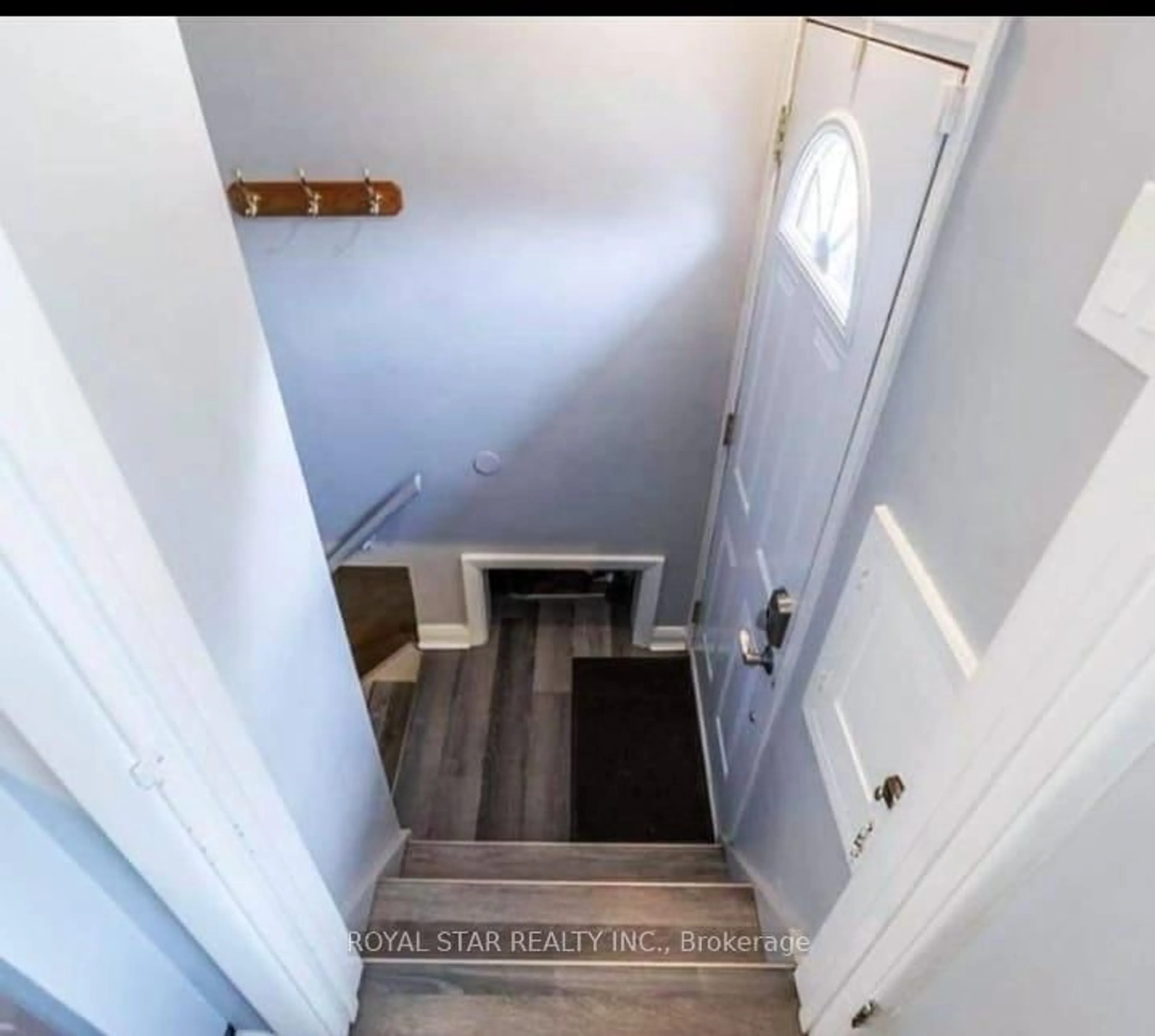 Indoor entryway for 527 Clarke Rd, London East Ontario N5V 2C9