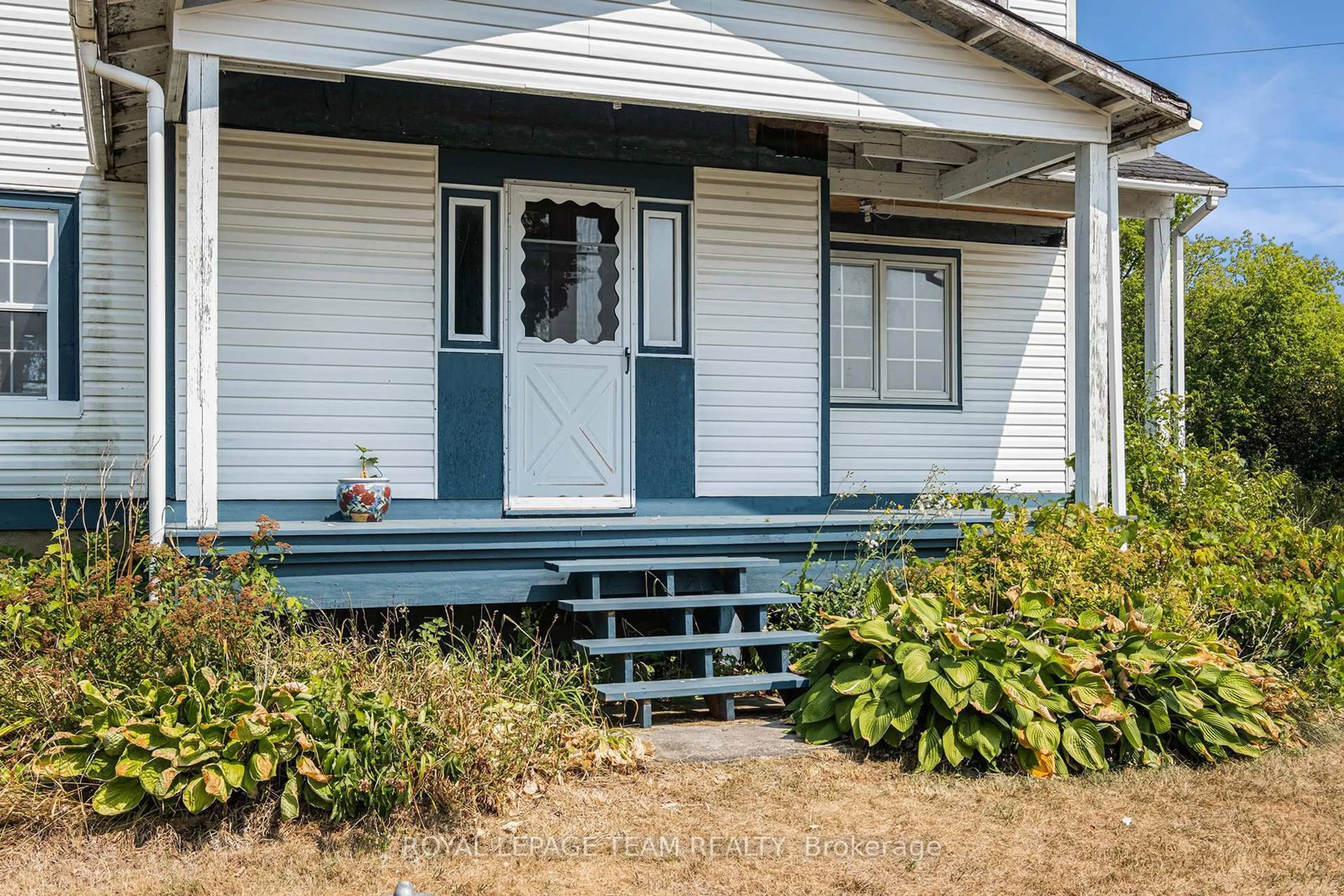 Home with vinyl exterior material, street for 6109 Fourth Line Rd, North Gower Ontario K0A 2T0