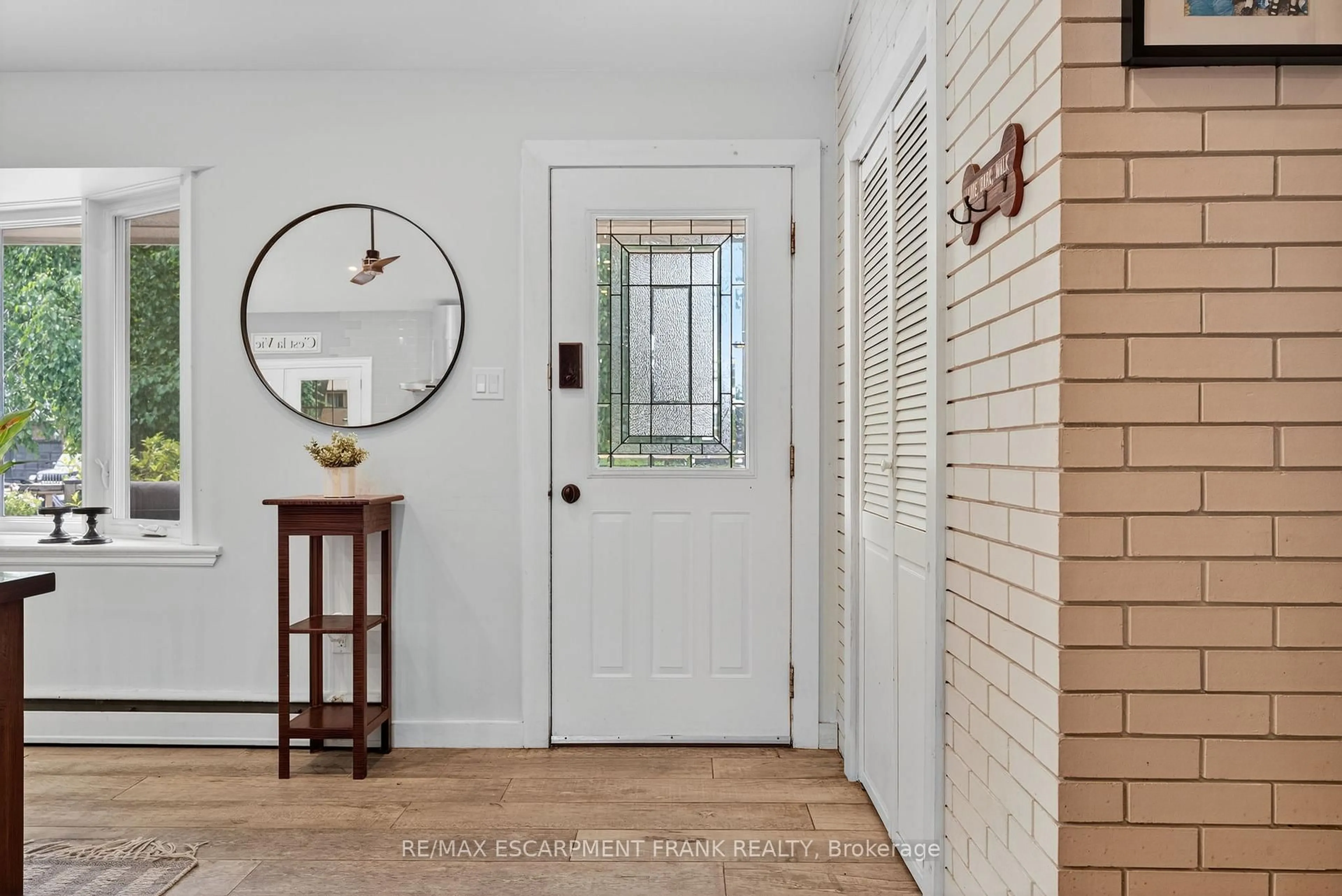 Indoor entryway for 25 Belair Dr, Hamilton Ontario L9A 2Z3