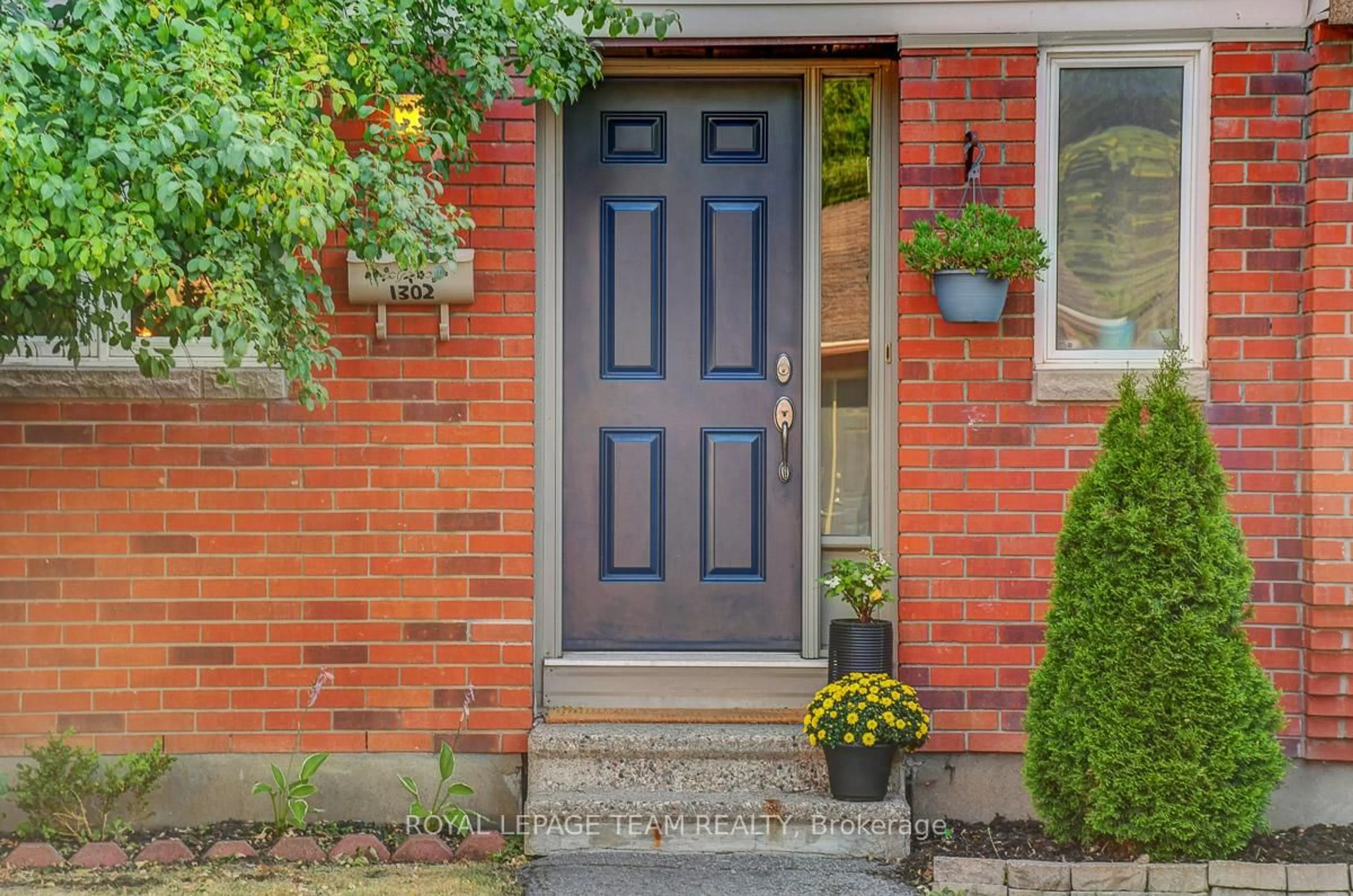 Unknown for 1302 Alness Crt #15, Ottawa Ontario K1B 5H2
