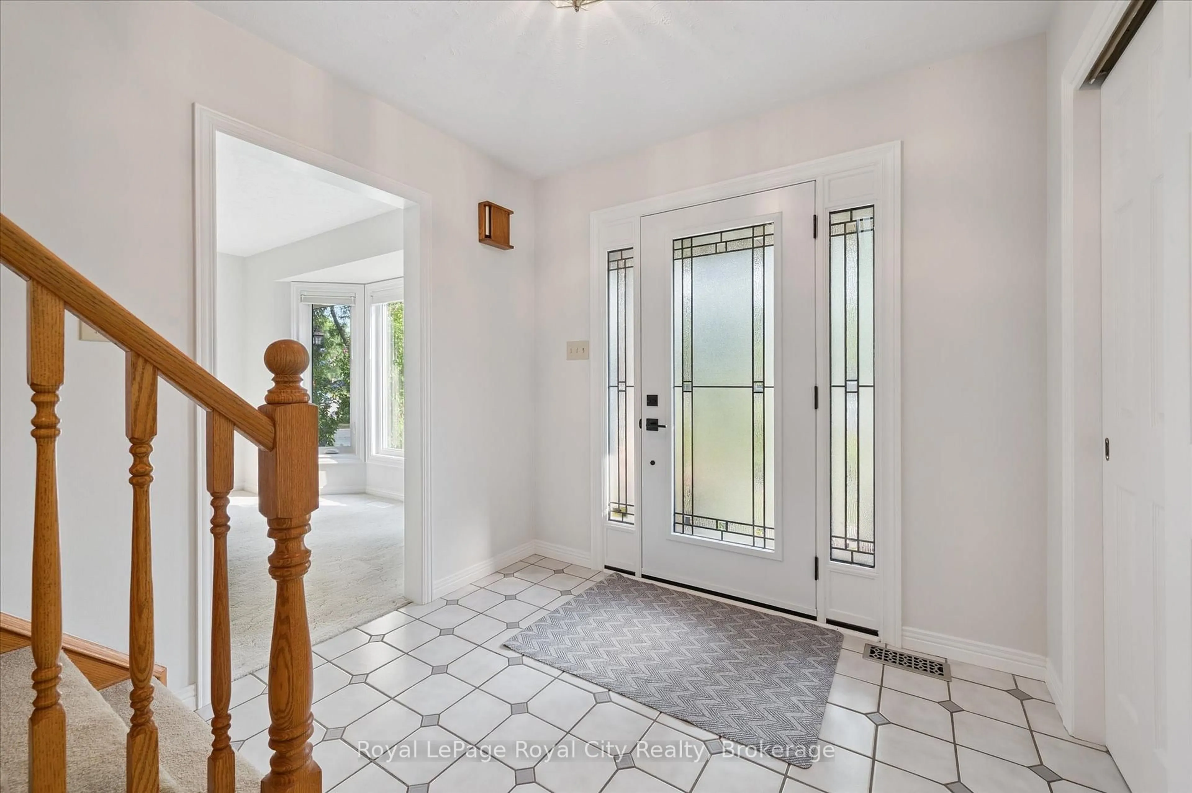 Indoor entryway for 8 Forster Dr, Guelph Ontario N1G 4N2