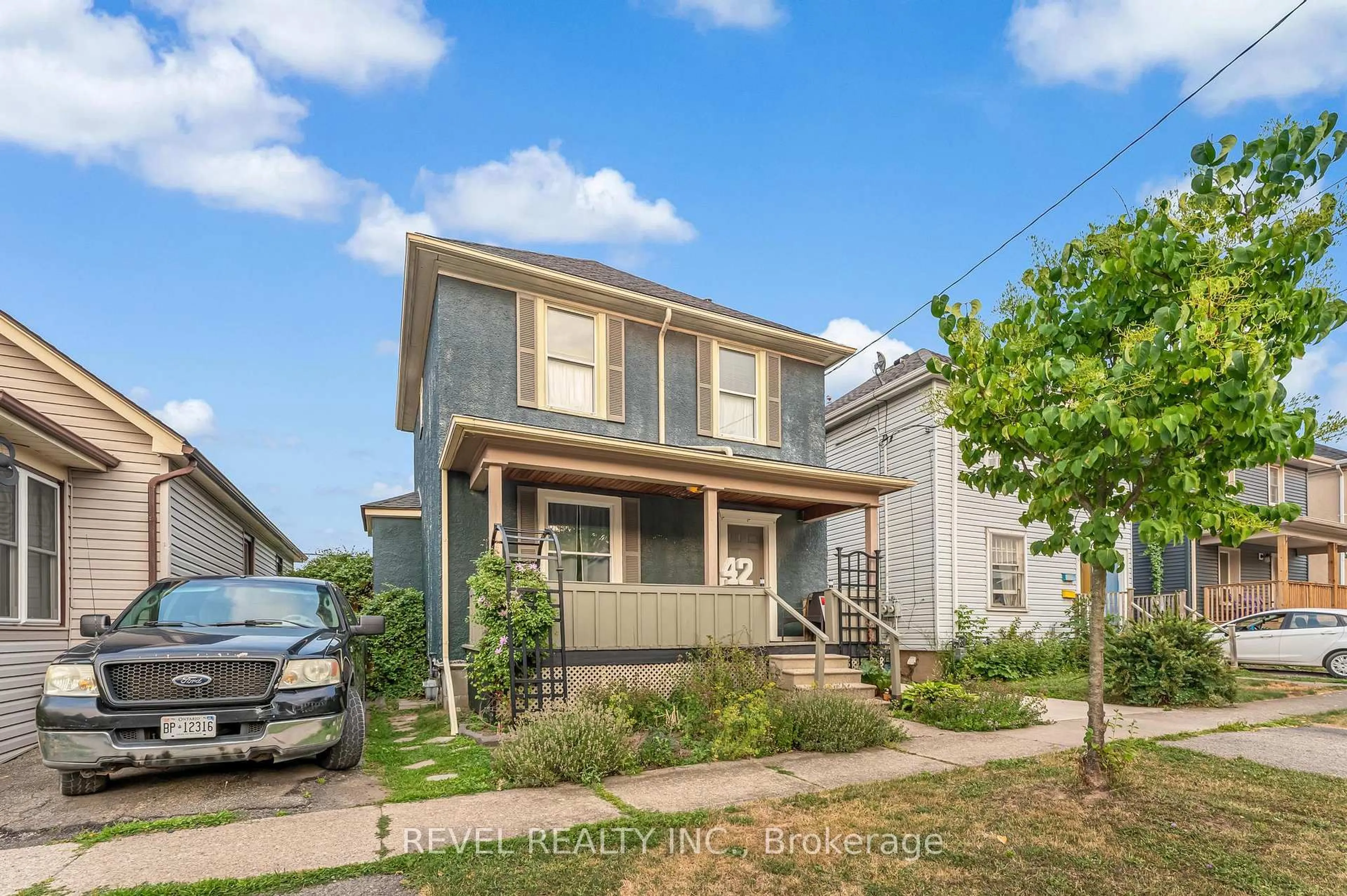Home with vinyl exterior material, street for 42 Berryman Ave, St. Catharines Ontario L2R 3W9
