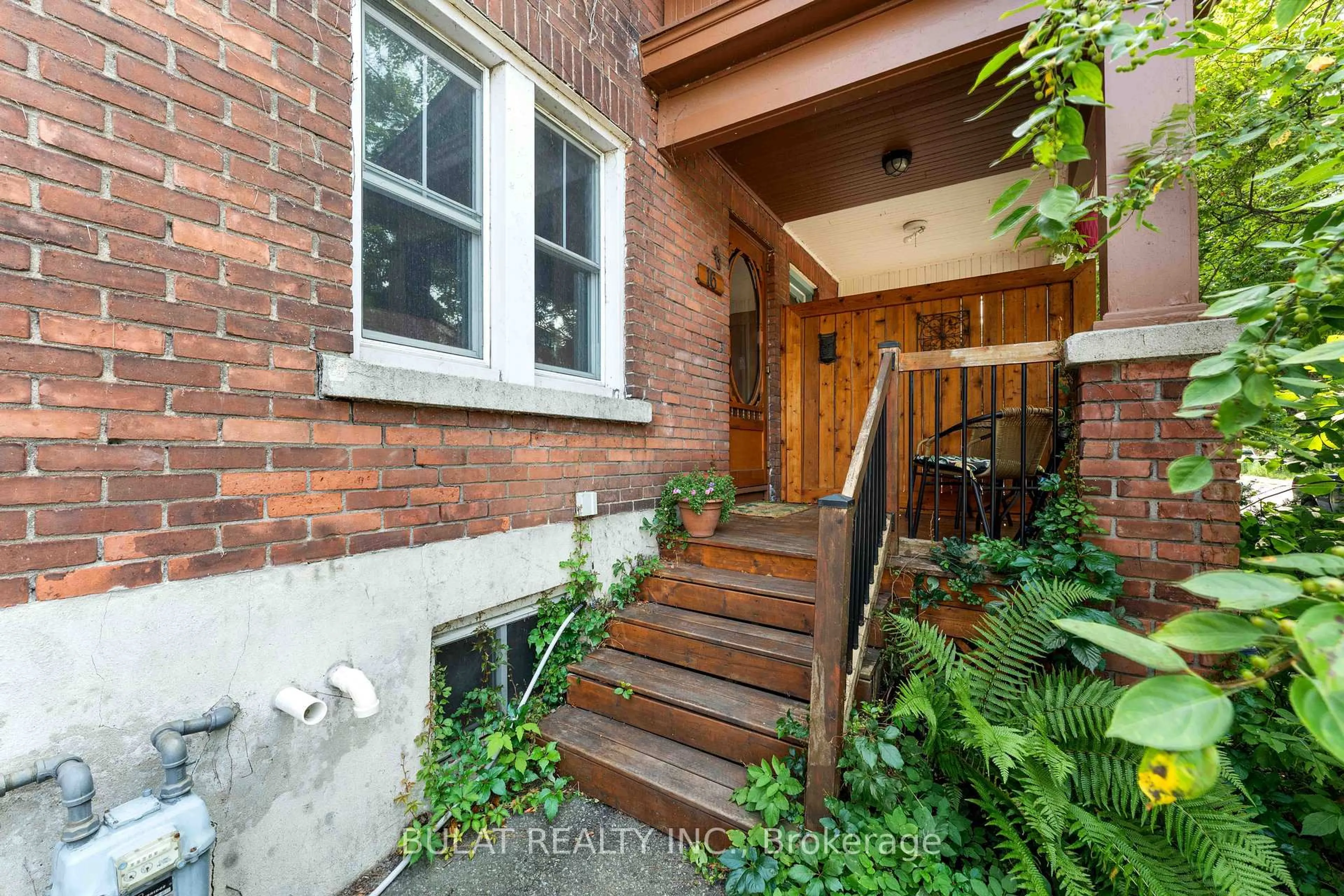 Indoor entryway for 16 Foster St, Ottawa Ontario K1Y 3J4