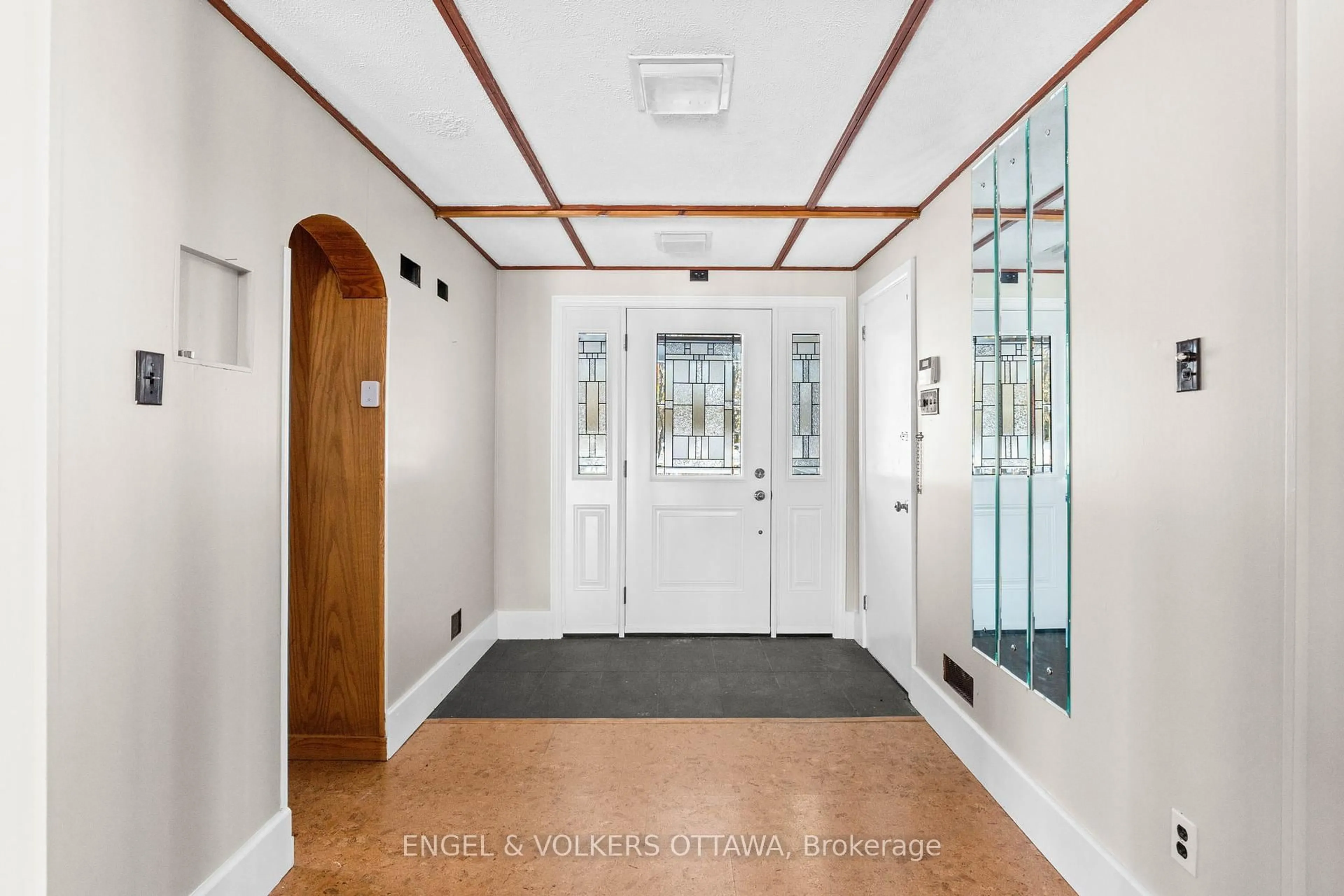 Indoor entryway for 32 Ryeburn Dr, Ottawa Ontario K1V 1H6