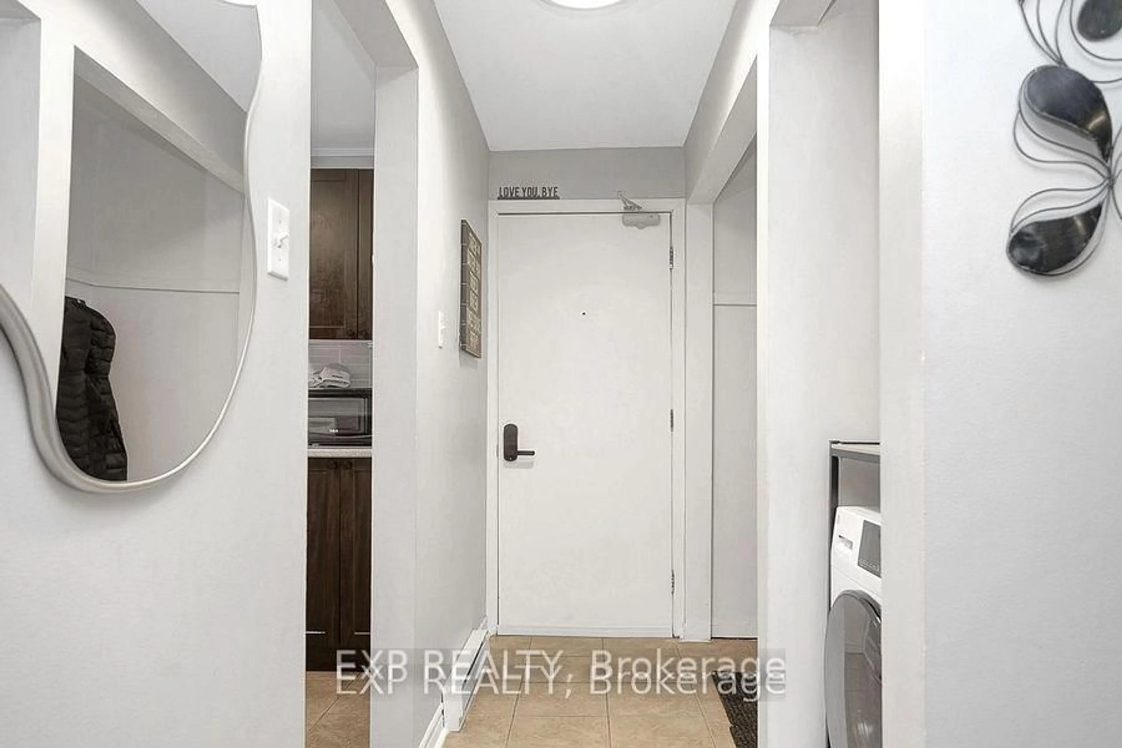 Indoor entryway for 244 CHARLOTTE St #1, Ottawa Ontario K1N 8L3